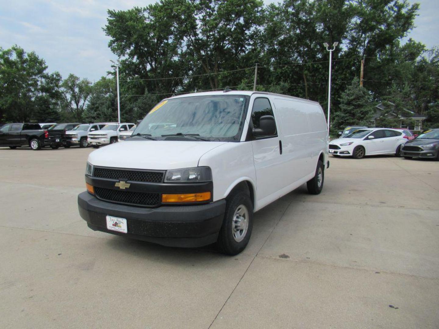 2020 WHITE CHEVROLET EXPRESS G2500 (1GCWGBFB1L1) with an 6.0L engine, Automatic transmission, located at 908 SE 14th Street, Des Moines, IA, 50317, (515) 281-0330, 41.580303, -93.597046 - Photo#0