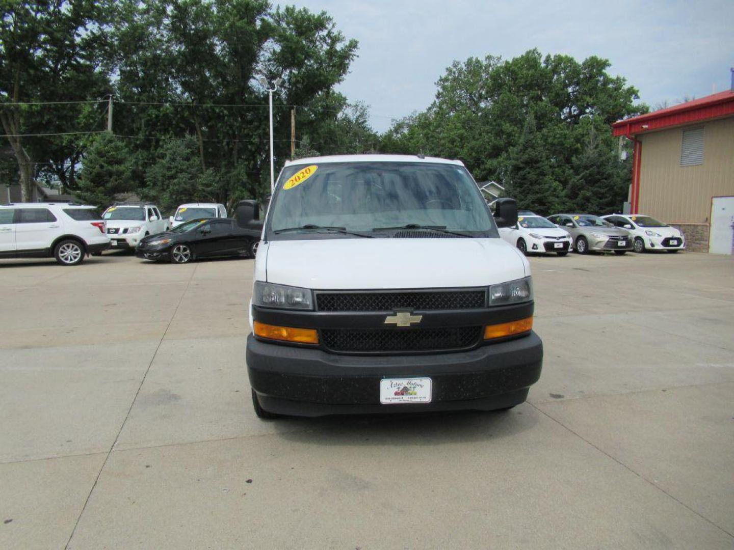 2020 WHITE CHEVROLET EXPRESS G2500 (1GCWGBFB1L1) with an 6.0L engine, Automatic transmission, located at 908 SE 14th Street, Des Moines, IA, 50317, (515) 281-0330, 41.580303, -93.597046 - Photo#1