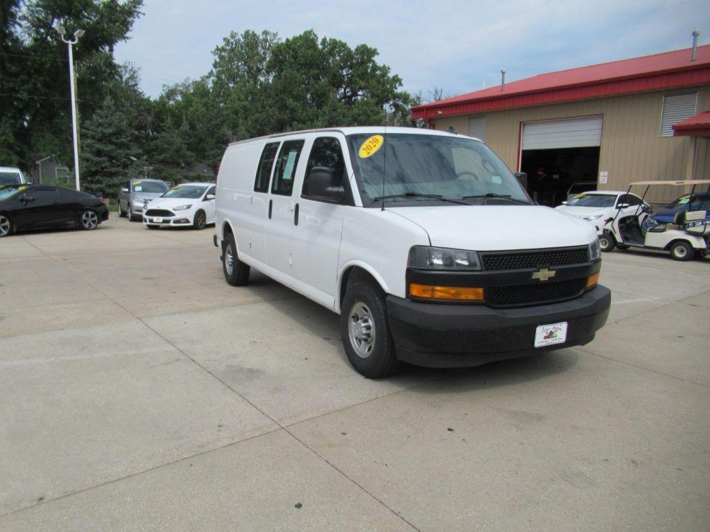 2020 WHITE CHEVROLET EXPRESS G2500 (1GCWGBFB1L1) with an 6.0L engine, Automatic transmission, located at 908 SE 14th Street, Des Moines, IA, 50317, (515) 281-0330, 41.580303, -93.597046 - Photo#2