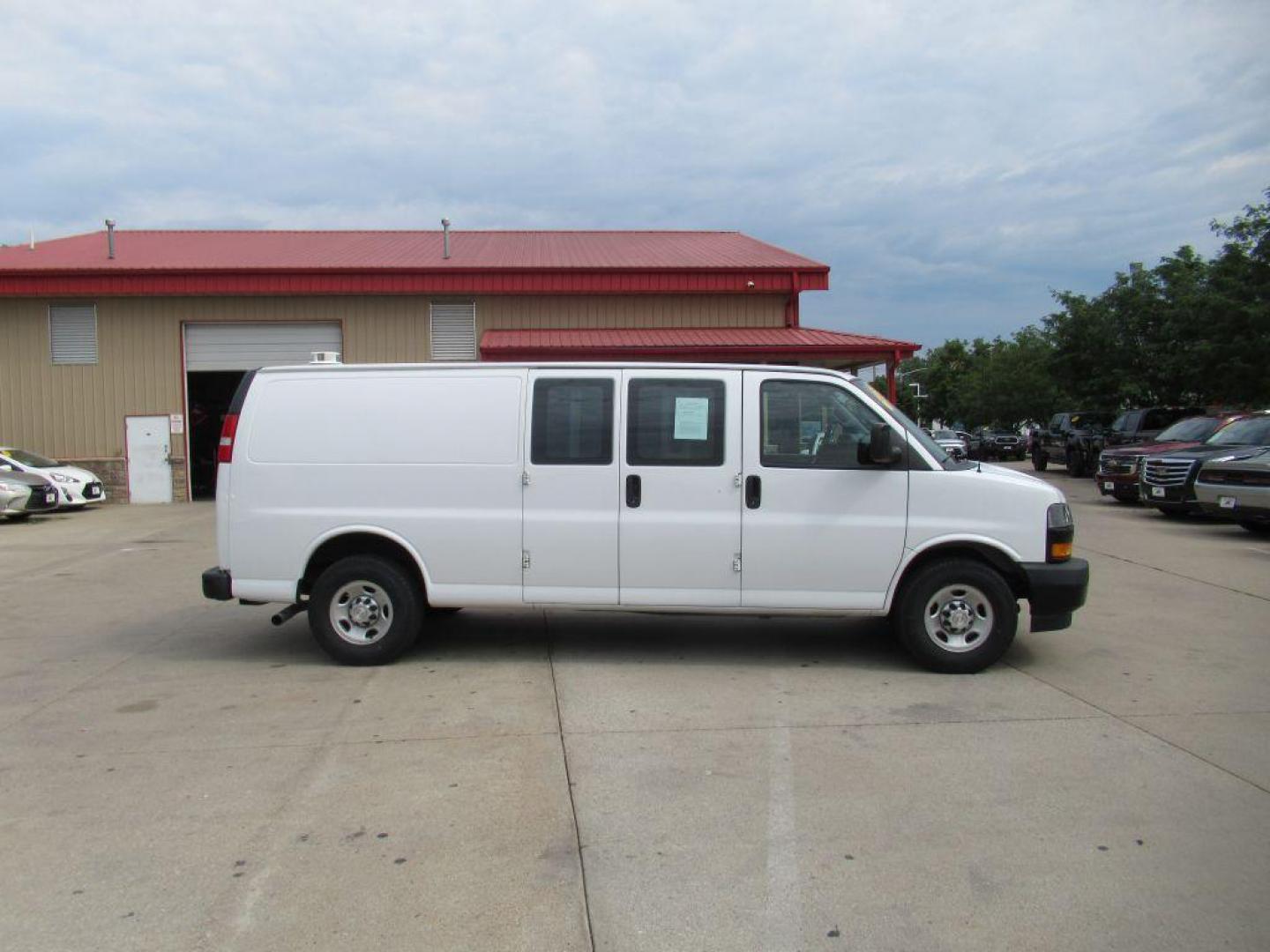 2020 WHITE CHEVROLET EXPRESS G2500 (1GCWGBFB1L1) with an 6.0L engine, Automatic transmission, located at 908 SE 14th Street, Des Moines, IA, 50317, (515) 281-0330, 41.580303, -93.597046 - Photo#3