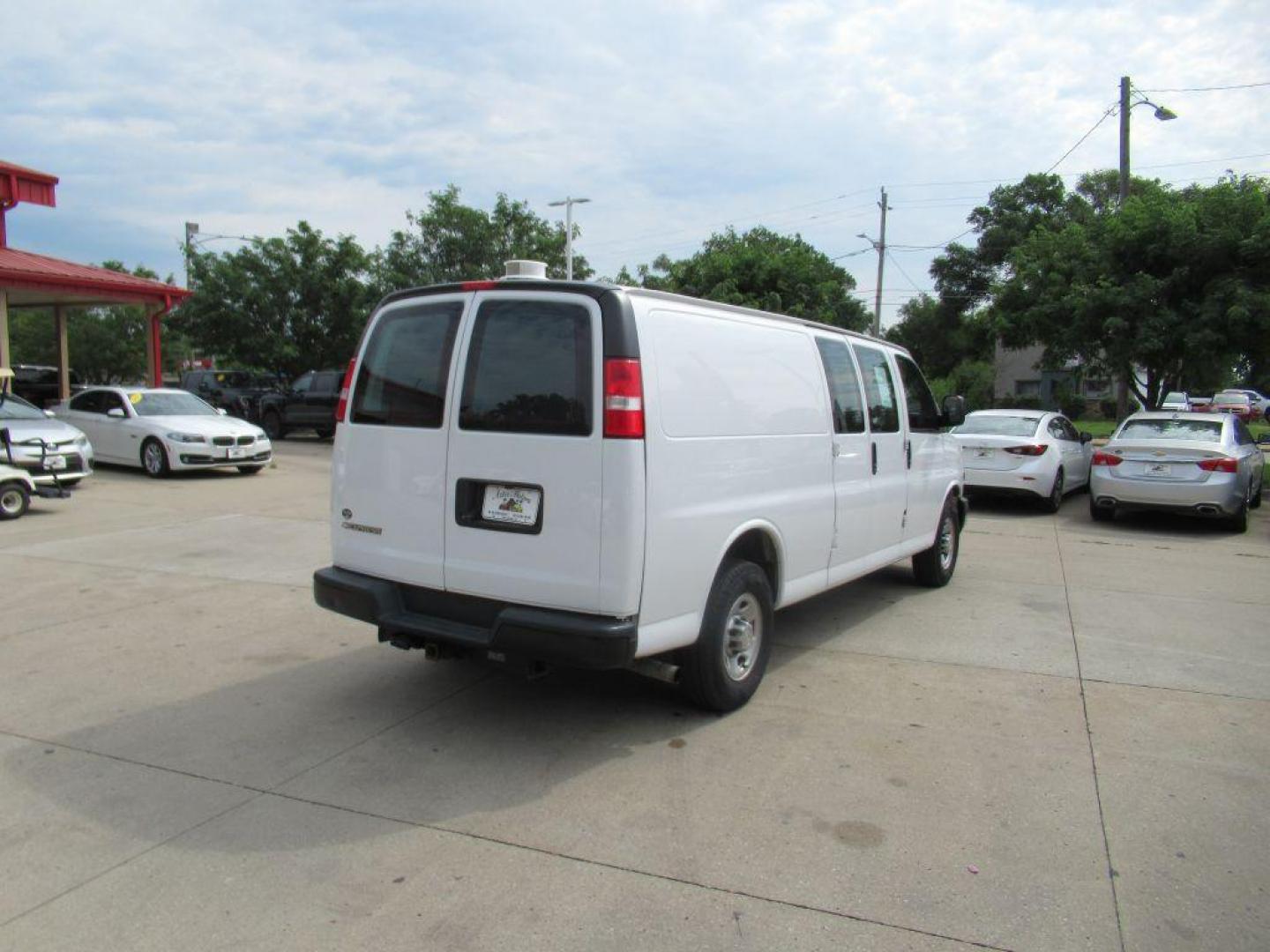 2020 WHITE CHEVROLET EXPRESS G2500 (1GCWGBFB1L1) with an 6.0L engine, Automatic transmission, located at 908 SE 14th Street, Des Moines, IA, 50317, (515) 281-0330, 41.580303, -93.597046 - Photo#4