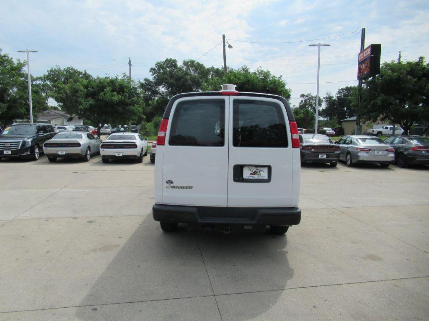 2020 WHITE CHEVROLET EXPRESS G2500 (1GCWGBFB1L1) with an 6.0L engine, Automatic transmission, located at 908 SE 14th Street, Des Moines, IA, 50317, (515) 281-0330, 41.580303, -93.597046 - Photo#5