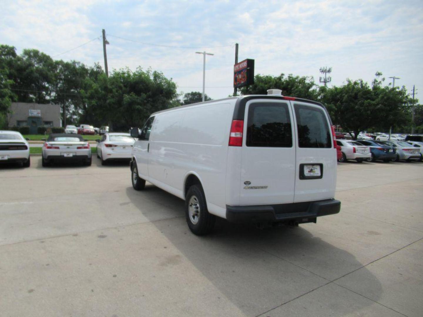 2020 WHITE CHEVROLET EXPRESS G2500 (1GCWGBFB1L1) with an 6.0L engine, Automatic transmission, located at 908 SE 14th Street, Des Moines, IA, 50317, (515) 281-0330, 41.580303, -93.597046 - Photo#6