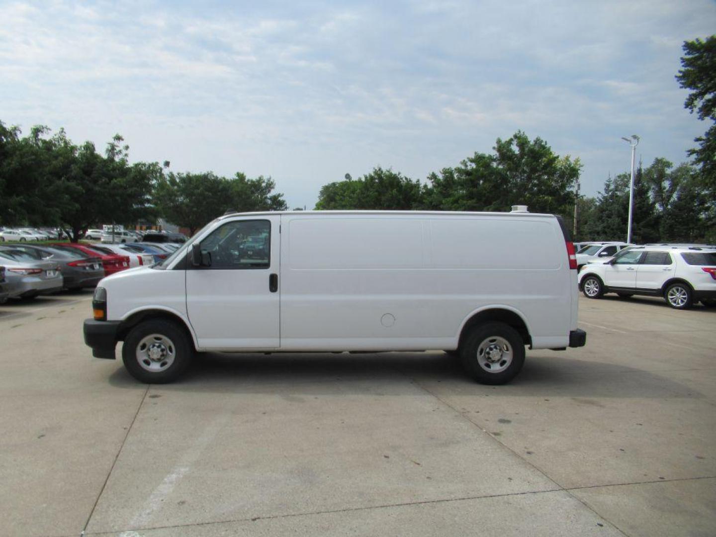 2020 WHITE CHEVROLET EXPRESS G2500 (1GCWGBFB1L1) with an 6.0L engine, Automatic transmission, located at 908 SE 14th Street, Des Moines, IA, 50317, (515) 281-0330, 41.580303, -93.597046 - Photo#7