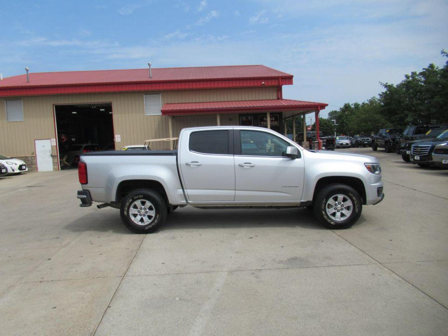 2020 SILVER CHEVROLET COLORADO CREW CAB LT (1GCGTBENXL1) with an 3.6L engine, Automatic transmission, located at 908 SE 14th Street, Des Moines, IA, 50317, (515) 281-0330, 41.580303, -93.597046 - Photo#3