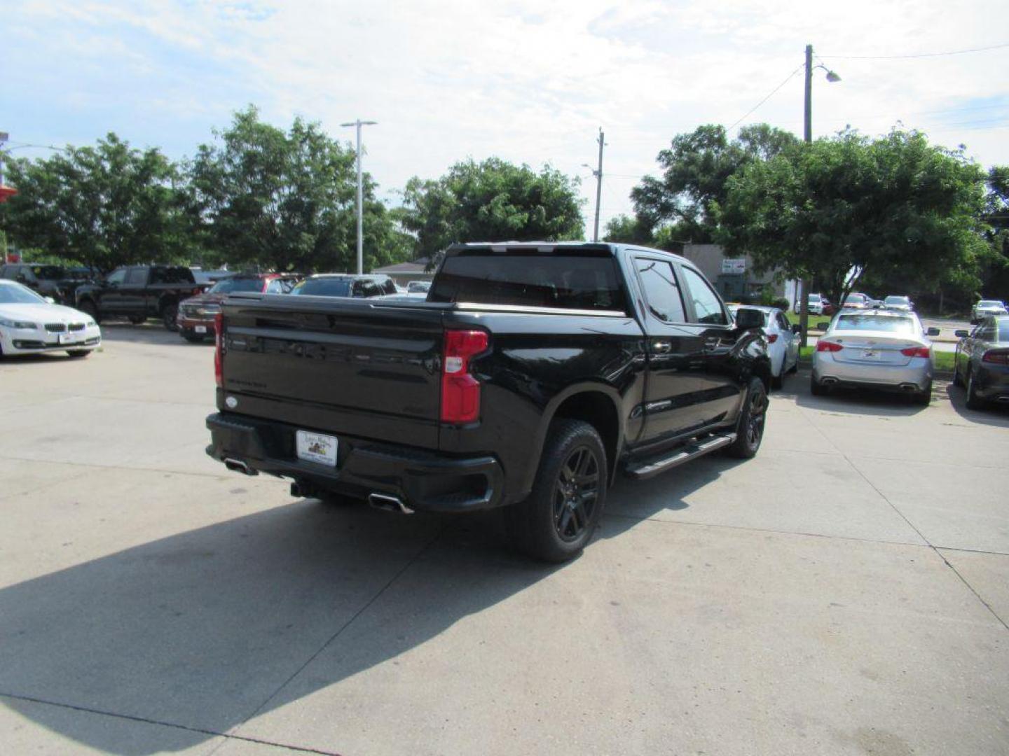 2022 BLACK CHEVROLET SILVERADO LTD 1 RST (3GCUYEED5NG) with an 5.3L engine, Automatic transmission, located at 908 SE 14th Street, Des Moines, IA, 50317, (515) 281-0330, 41.580303, -93.597046 - Photo#4