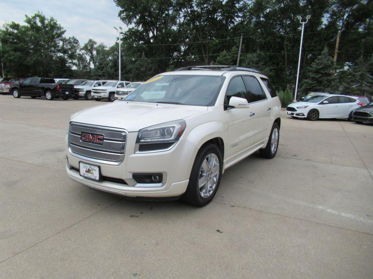 2015 WHITE GMC ACADIA DENALI (1GKKVTKD4FJ) with an 3.6L engine, Automatic transmission, located at 908 SE 14th Street, Des Moines, IA, 50317, (515) 281-0330, 41.580303, -93.597046 - Photo#0