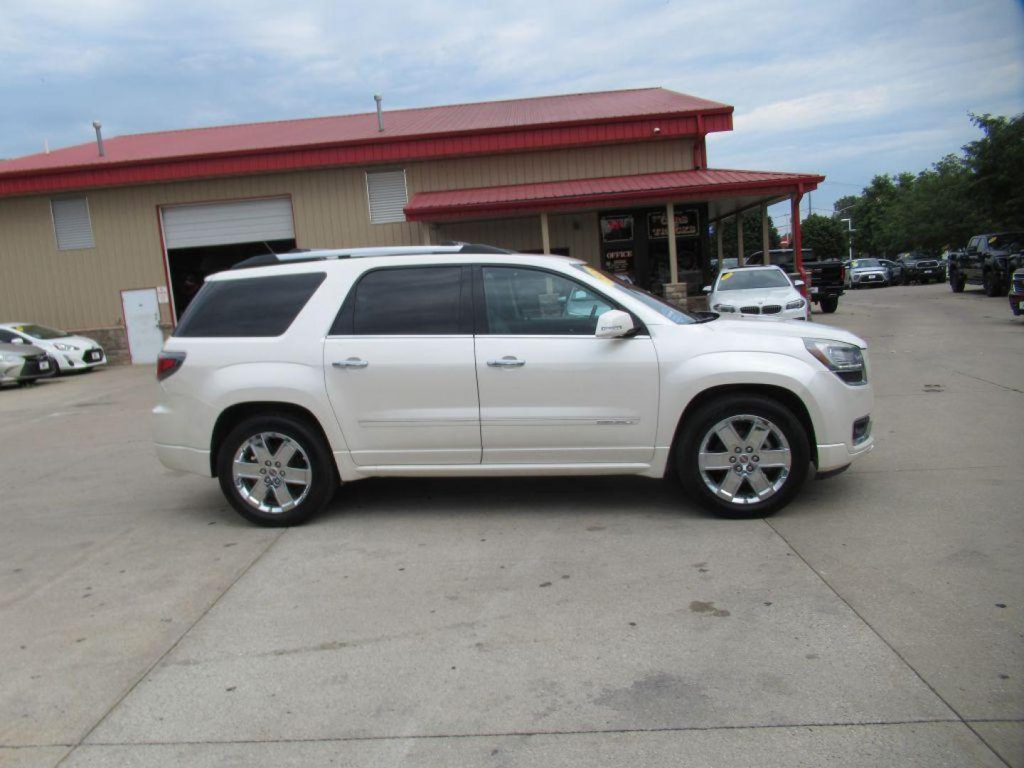 2015 WHITE GMC ACADIA DENALI (1GKKVTKD4FJ) with an 3.6L engine, Automatic transmission, located at 908 SE 14th Street, Des Moines, IA, 50317, (515) 281-0330, 41.580303, -93.597046 - Photo#3