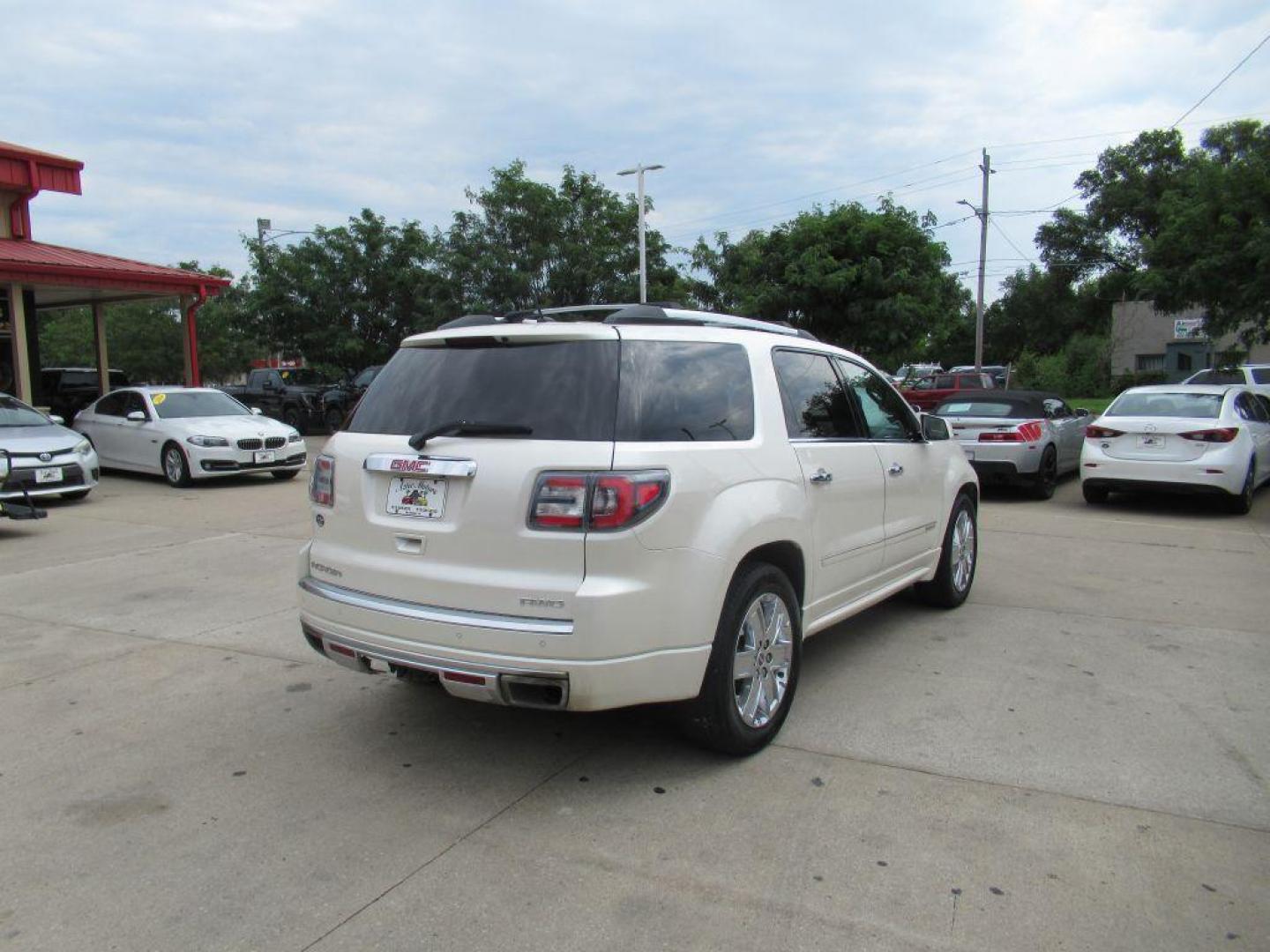 2015 WHITE GMC ACADIA DENALI (1GKKVTKD4FJ) with an 3.6L engine, Automatic transmission, located at 908 SE 14th Street, Des Moines, IA, 50317, (515) 281-0330, 41.580303, -93.597046 - Photo#4