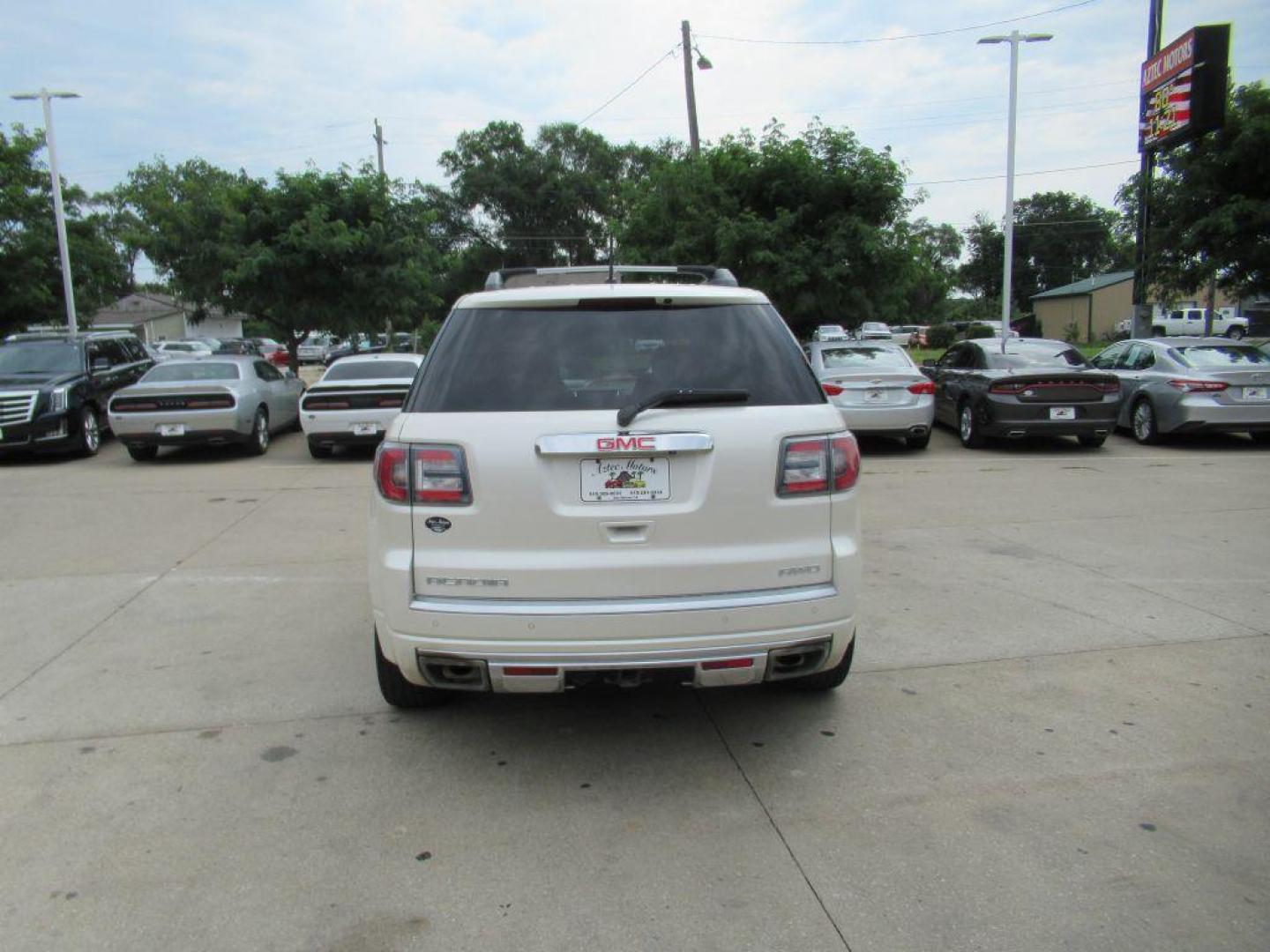 2015 WHITE GMC ACADIA DENALI (1GKKVTKD4FJ) with an 3.6L engine, Automatic transmission, located at 908 SE 14th Street, Des Moines, IA, 50317, (515) 281-0330, 41.580303, -93.597046 - Photo#5