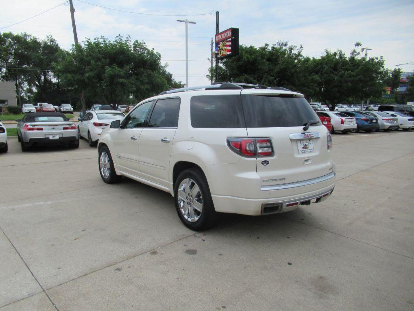 2015 WHITE GMC ACADIA DENALI (1GKKVTKD4FJ) with an 3.6L engine, Automatic transmission, located at 908 SE 14th Street, Des Moines, IA, 50317, (515) 281-0330, 41.580303, -93.597046 - Photo#6