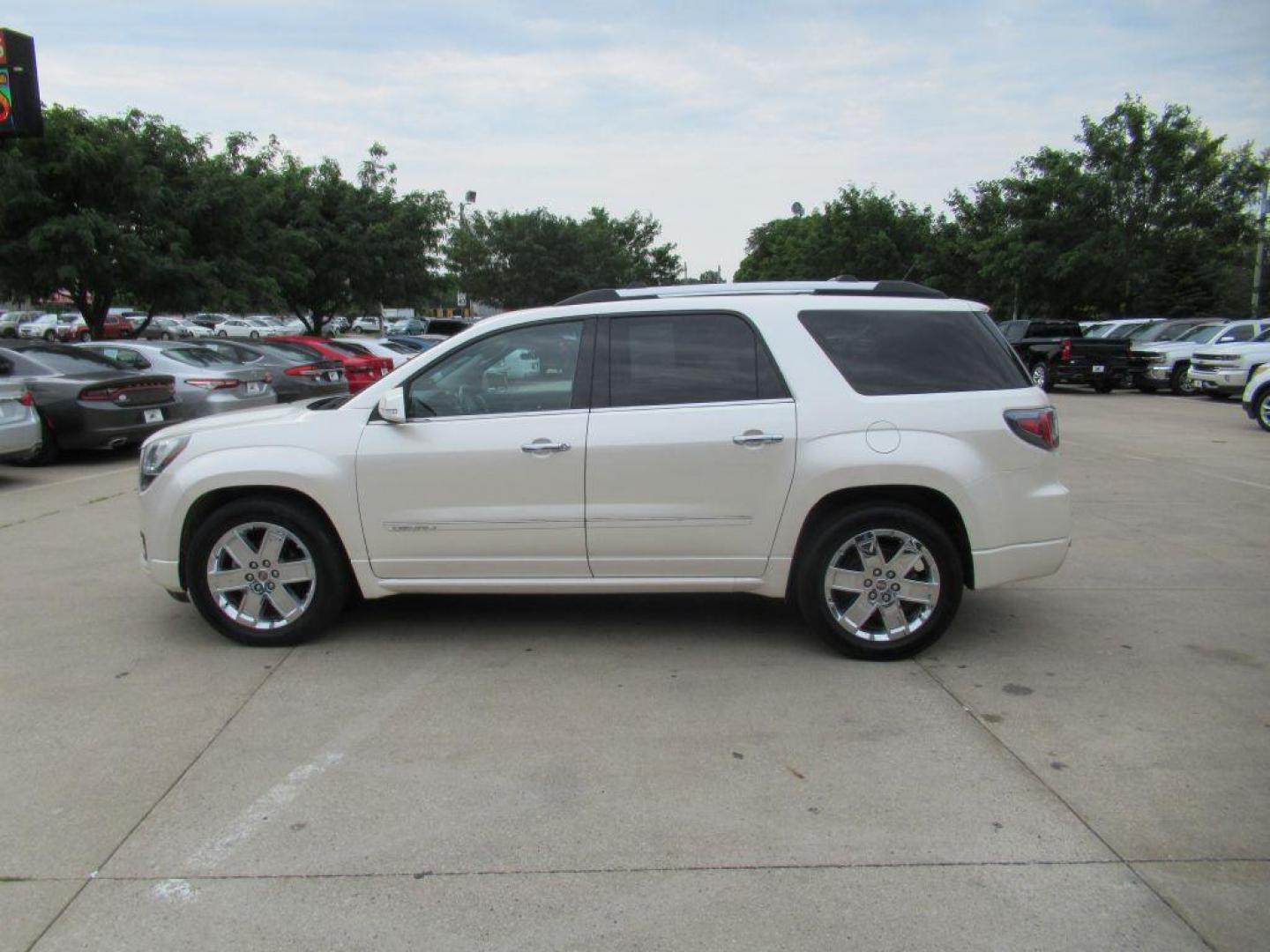 2015 WHITE GMC ACADIA DENALI (1GKKVTKD4FJ) with an 3.6L engine, Automatic transmission, located at 908 SE 14th Street, Des Moines, IA, 50317, (515) 281-0330, 41.580303, -93.597046 - Photo#7