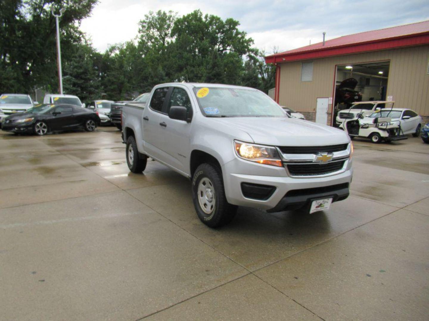 2016 SILVER CHEVROLET COLORADO CREW CAB LT (1GCGTBE32G1) with an 3.6L engine, Automatic transmission, located at 908 SE 14th Street, Des Moines, IA, 50317, (515) 281-0330, 41.580303, -93.597046 - Photo#2