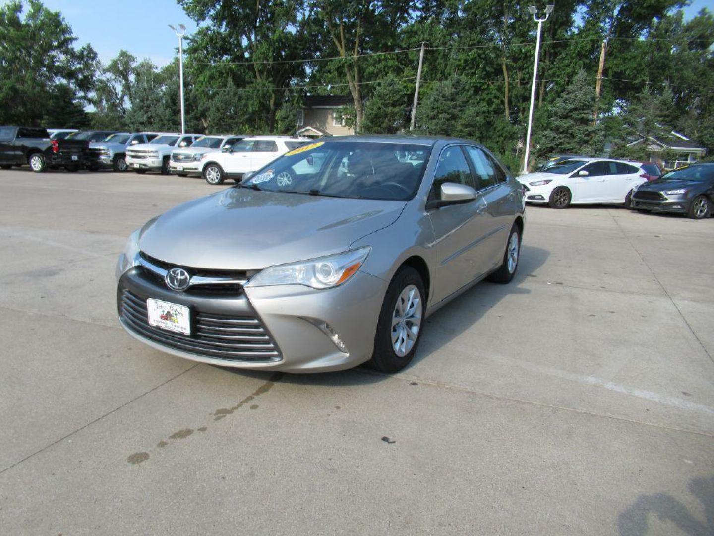 2017 SILVER TOYOTA CAMRY LE (4T1BF1FK1HU) with an 2.5L engine, Automatic transmission, located at 908 SE 14th Street, Des Moines, IA, 50317, (515) 281-0330, 41.580303, -93.597046 - Photo#0