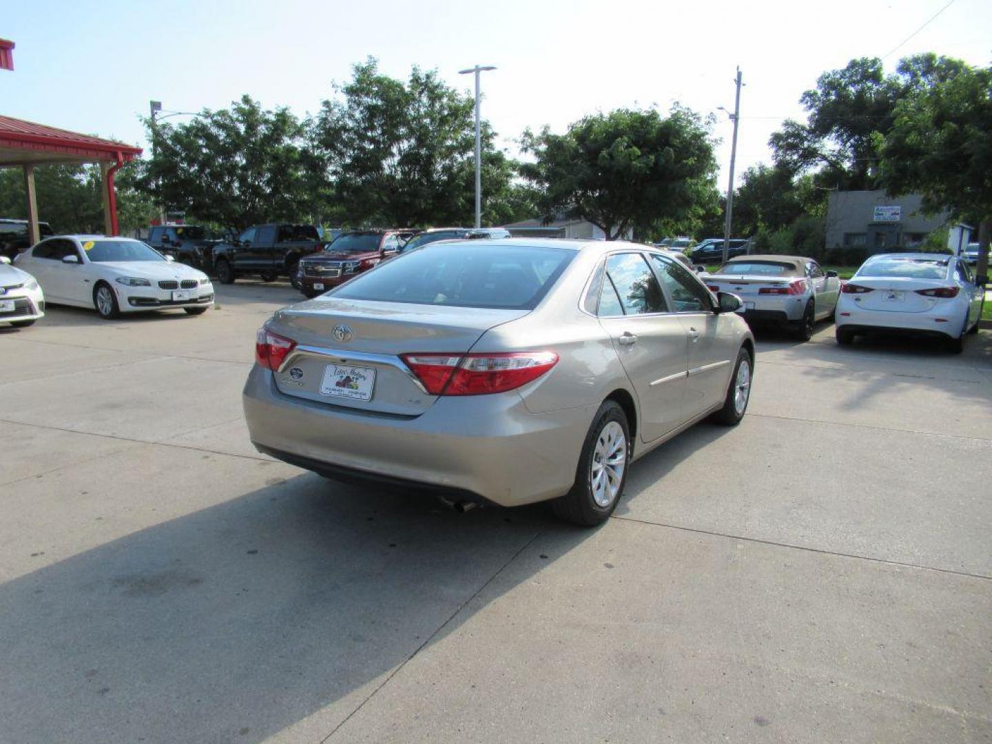 2017 SILVER TOYOTA CAMRY LE (4T1BF1FK1HU) with an 2.5L engine, Automatic transmission, located at 908 SE 14th Street, Des Moines, IA, 50317, (515) 281-0330, 41.580303, -93.597046 - Photo#4