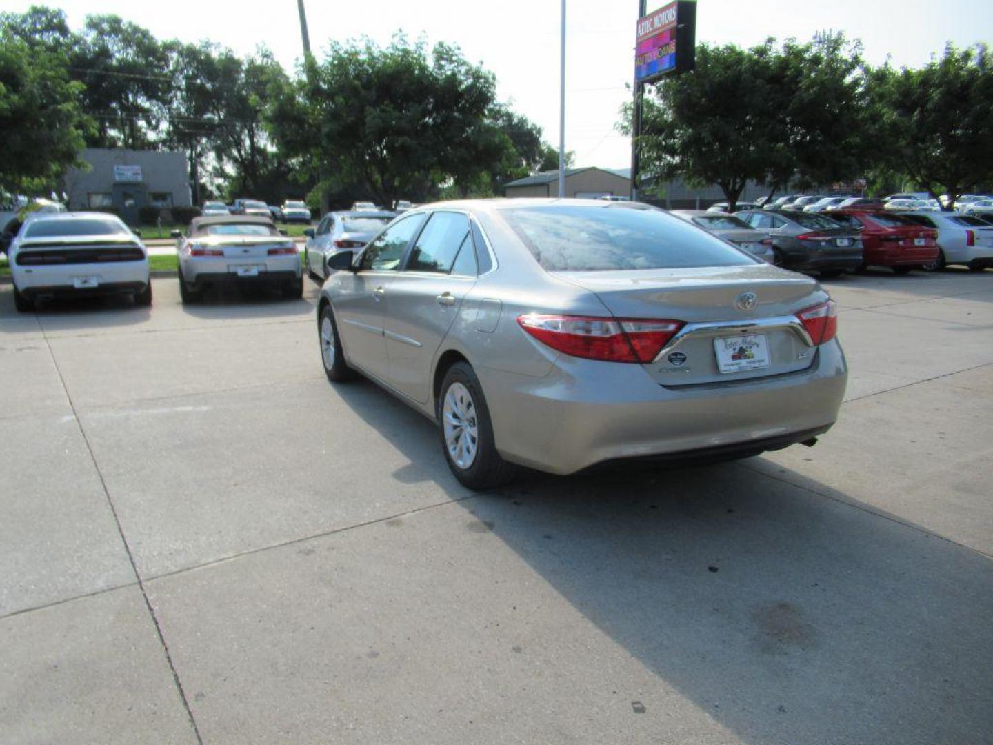 2017 SILVER TOYOTA CAMRY LE (4T1BF1FK1HU) with an 2.5L engine, Automatic transmission, located at 908 SE 14th Street, Des Moines, IA, 50317, (515) 281-0330, 41.580303, -93.597046 - Photo#6