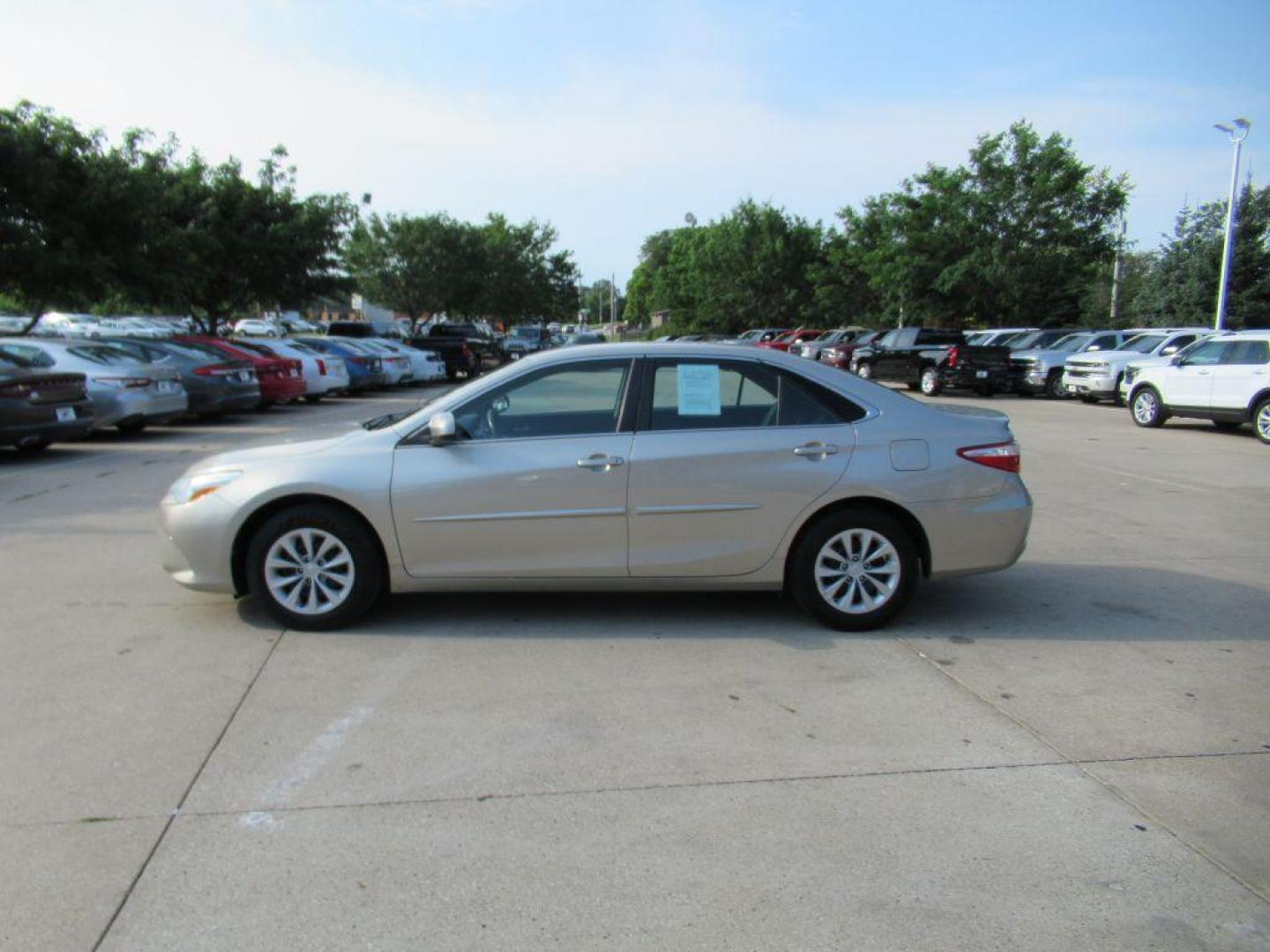 2017 SILVER TOYOTA CAMRY LE (4T1BF1FK1HU) with an 2.5L engine, Automatic transmission, located at 908 SE 14th Street, Des Moines, IA, 50317, (515) 281-0330, 41.580303, -93.597046 - Photo#7