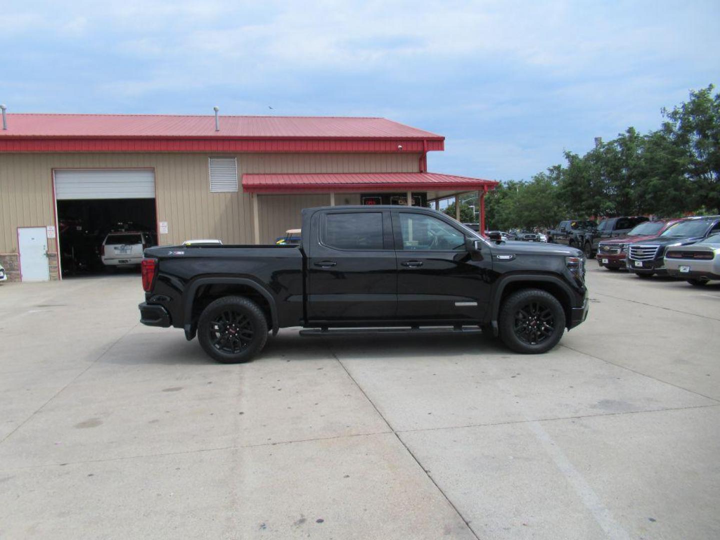 2022 BLACK GMC SIERRA 1500 ELEVATION (3GTUUCET9NG) with an 3.0L engine, Automatic transmission, located at 908 SE 14th Street, Des Moines, IA, 50317, (515) 281-0330, 41.580303, -93.597046 - Photo#3