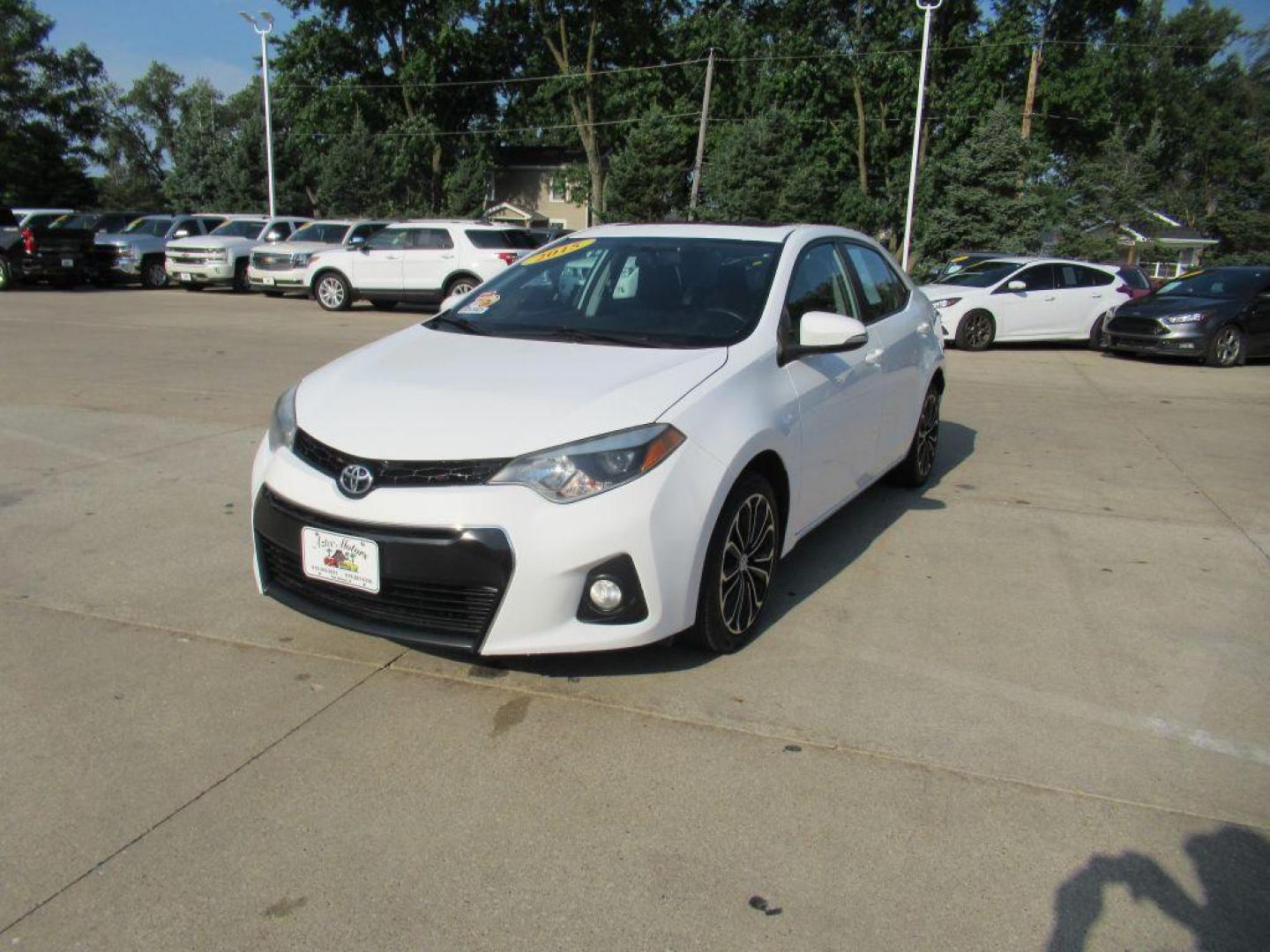 2015 WHITE TOYOTA COROLLA S PLUS (2T1BURHE4FC) with an 1.8L engine, Automatic transmission, located at 908 SE 14th Street, Des Moines, IA, 50317, (515) 281-0330, 41.580303, -93.597046 - Photo#0