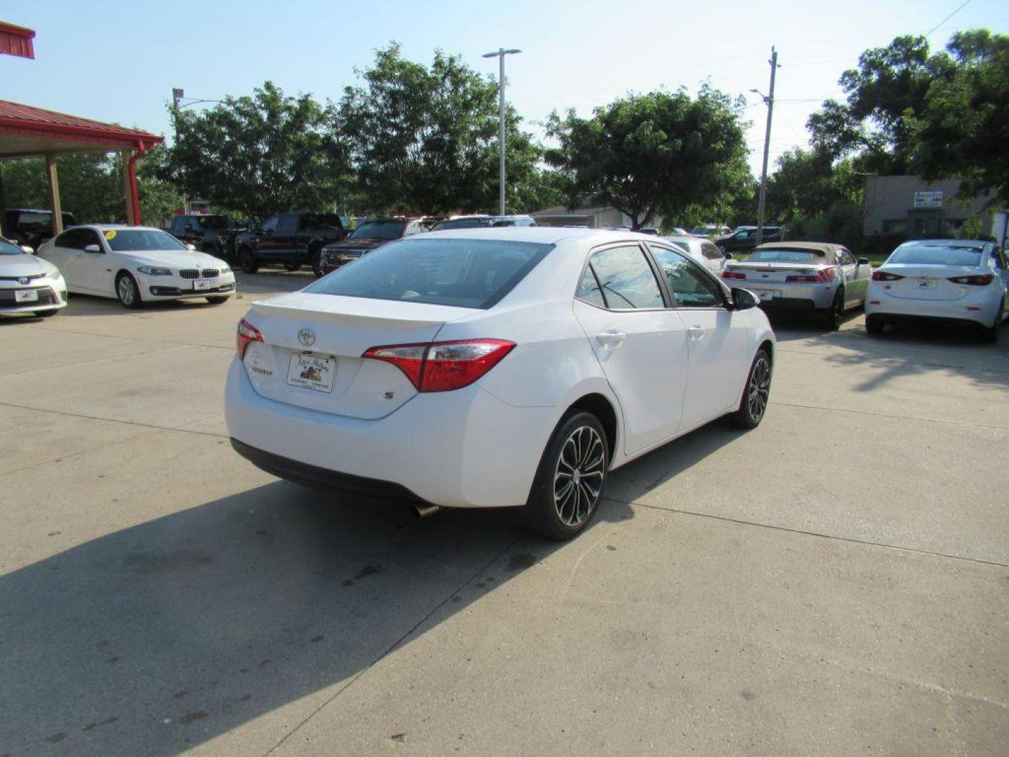 2015 WHITE TOYOTA COROLLA S PLUS (2T1BURHE4FC) with an 1.8L engine, Automatic transmission, located at 908 SE 14th Street, Des Moines, IA, 50317, (515) 281-0330, 41.580303, -93.597046 - Photo#4