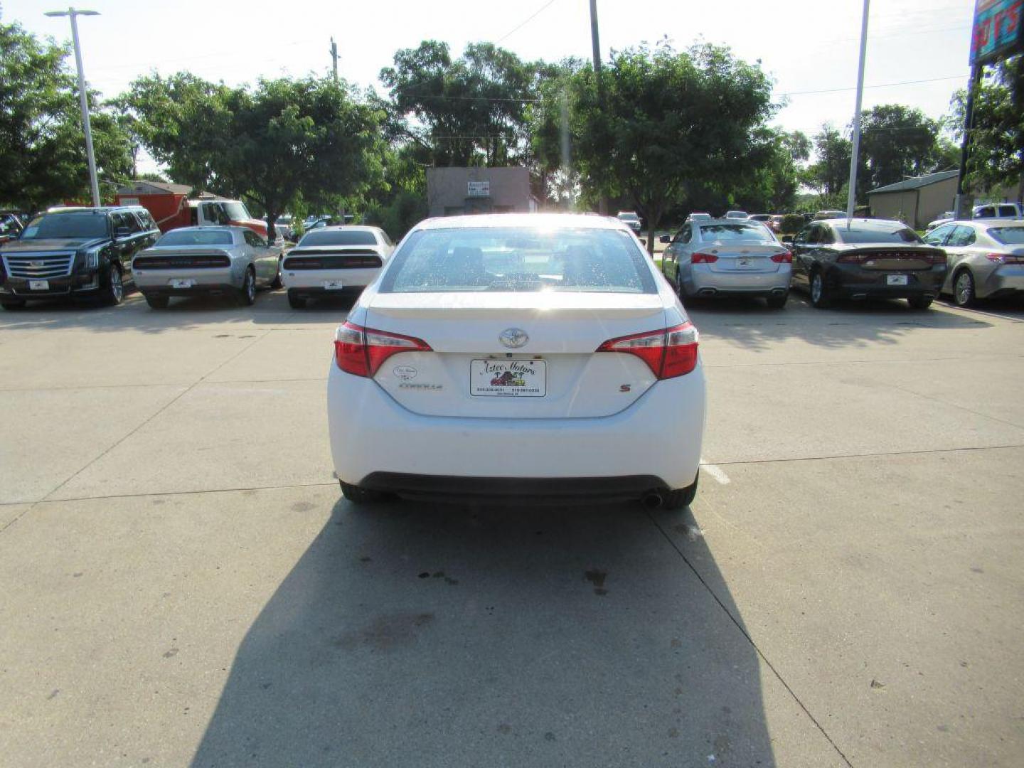 2015 WHITE TOYOTA COROLLA S PLUS (2T1BURHE4FC) with an 1.8L engine, Automatic transmission, located at 908 SE 14th Street, Des Moines, IA, 50317, (515) 281-0330, 41.580303, -93.597046 - Photo#5