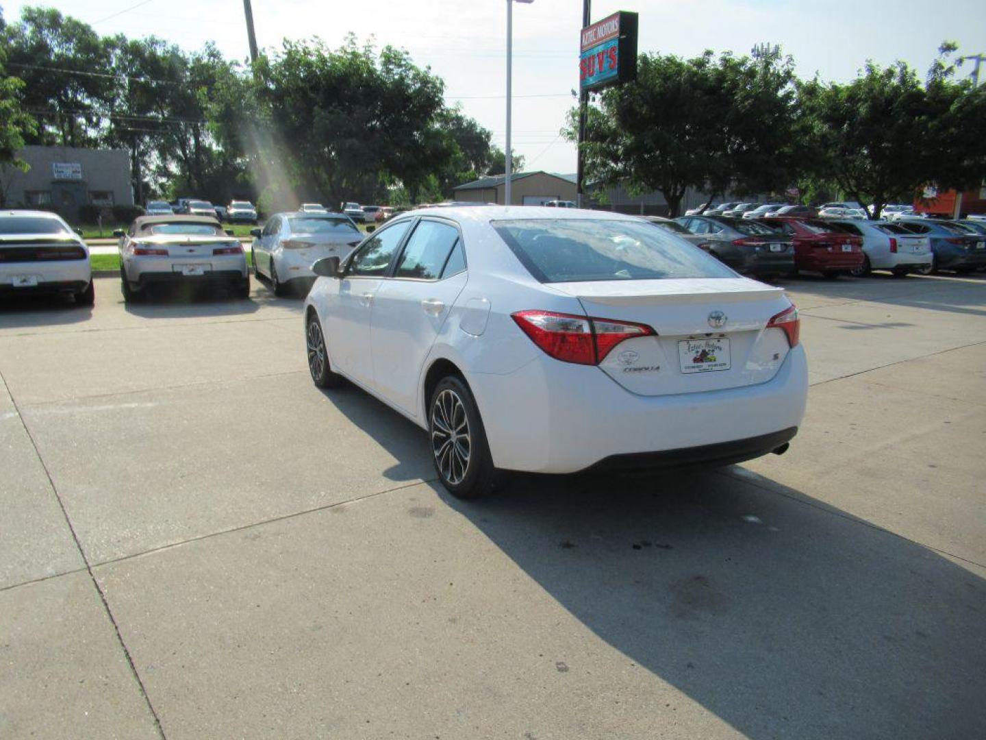 2015 WHITE TOYOTA COROLLA S PLUS (2T1BURHE4FC) with an 1.8L engine, Automatic transmission, located at 908 SE 14th Street, Des Moines, IA, 50317, (515) 281-0330, 41.580303, -93.597046 - Photo#6