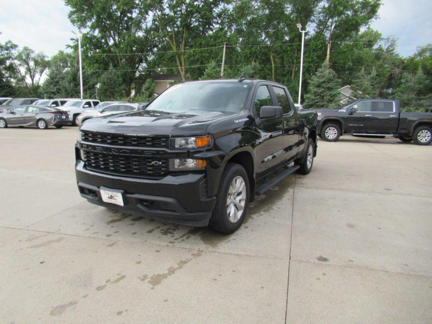 2021 BLACK CHEVROLET SILVERADO 1500 CUSTOM (3GCUYBEF1MG) with an 5.3L engine, Automatic transmission, located at 908 SE 14th Street, Des Moines, IA, 50317, (515) 281-0330, 41.580303, -93.597046 - Photo#0