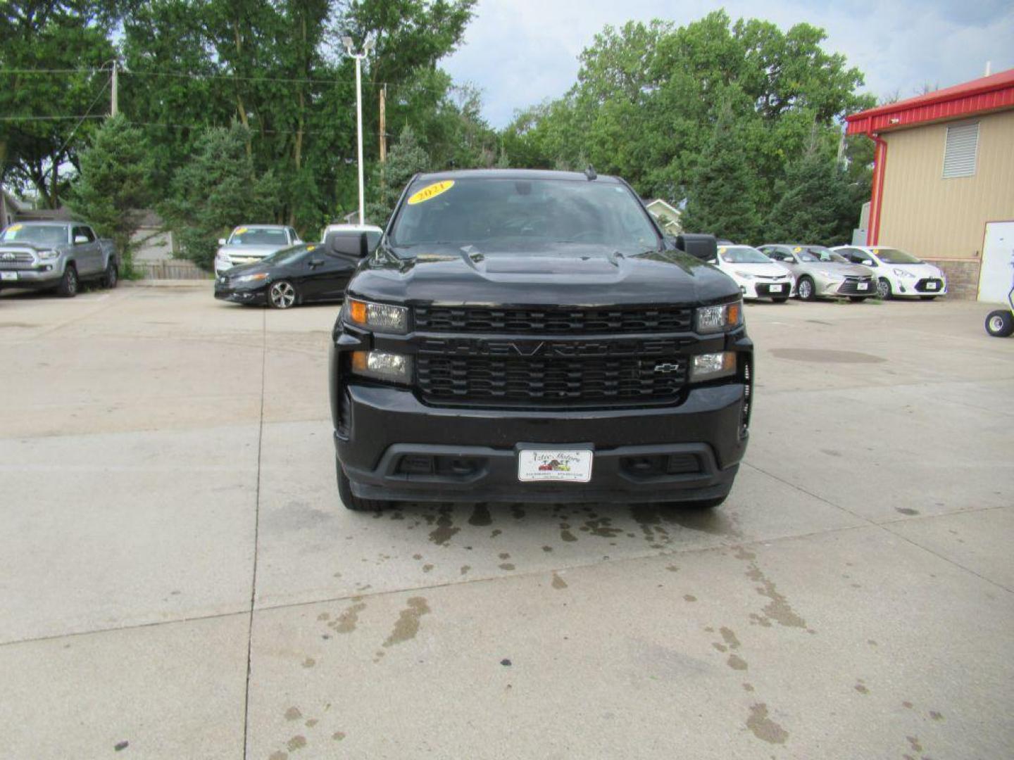 2021 BLACK CHEVROLET SILVERADO 1500 CUSTOM (3GCUYBEF1MG) with an 5.3L engine, Automatic transmission, located at 908 SE 14th Street, Des Moines, IA, 50317, (515) 281-0330, 41.580303, -93.597046 - Photo#1