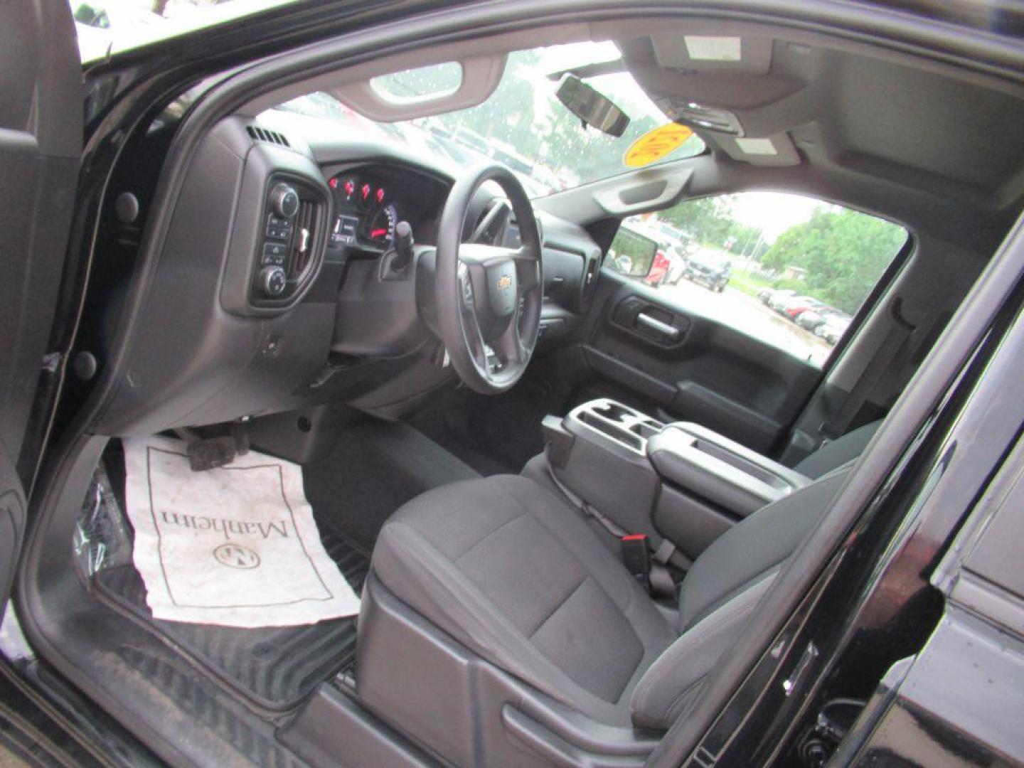 2021 BLACK CHEVROLET SILVERADO 1500 CUSTOM (3GCUYBEF1MG) with an 5.3L engine, Automatic transmission, located at 908 SE 14th Street, Des Moines, IA, 50317, (515) 281-0330, 41.580303, -93.597046 - Photo#25