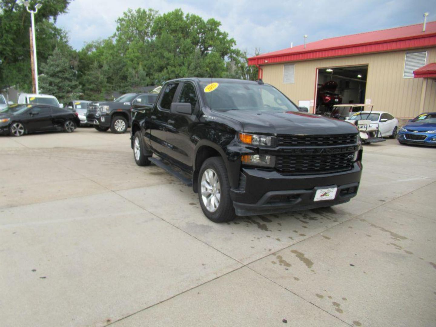 2021 BLACK CHEVROLET SILVERADO 1500 CUSTOM (3GCUYBEF1MG) with an 5.3L engine, Automatic transmission, located at 908 SE 14th Street, Des Moines, IA, 50317, (515) 281-0330, 41.580303, -93.597046 - Photo#2