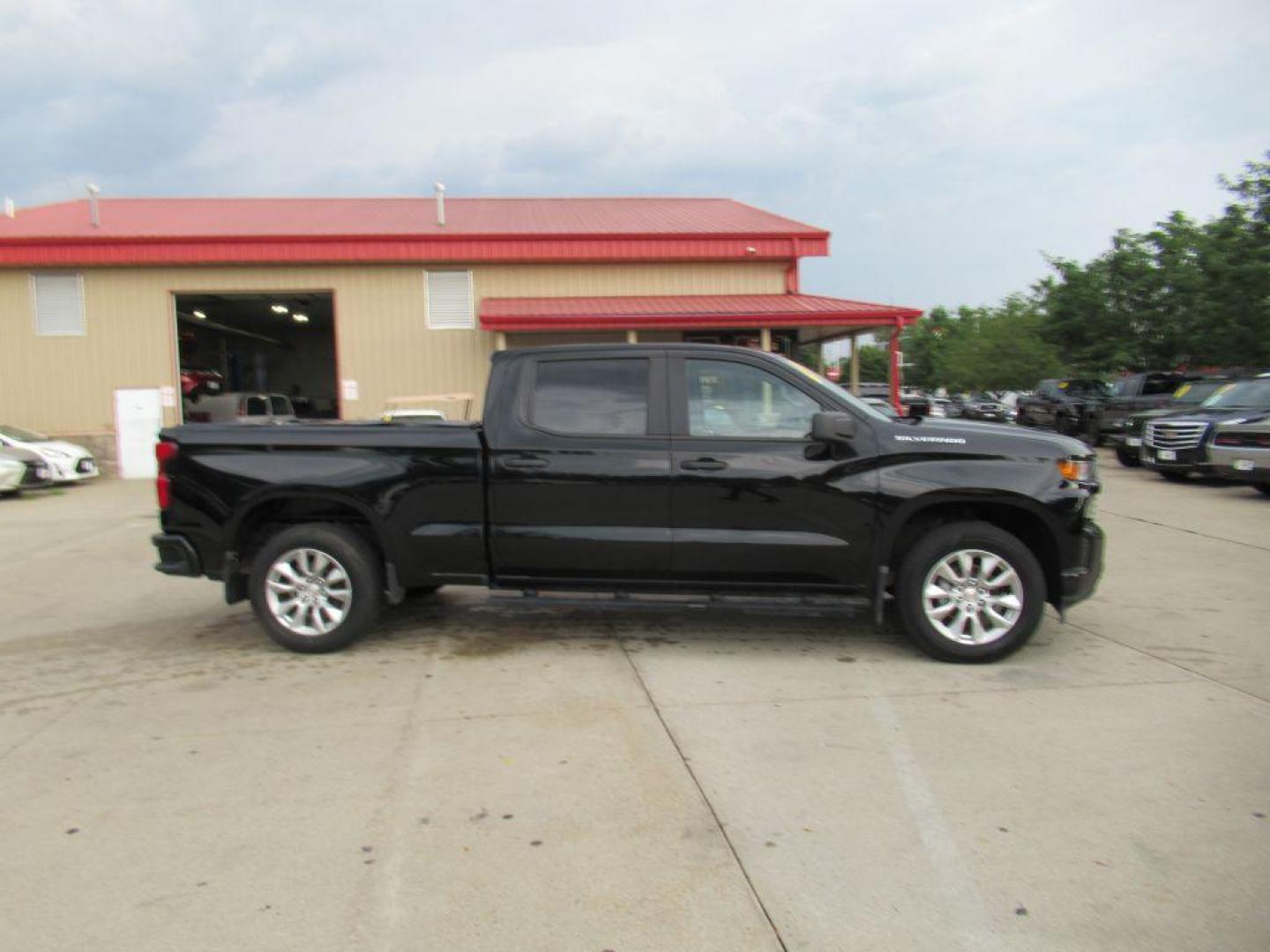 2021 BLACK CHEVROLET SILVERADO 1500 CUSTOM (3GCUYBEF1MG) with an 5.3L engine, Automatic transmission, located at 908 SE 14th Street, Des Moines, IA, 50317, (515) 281-0330, 41.580303, -93.597046 - Photo#3