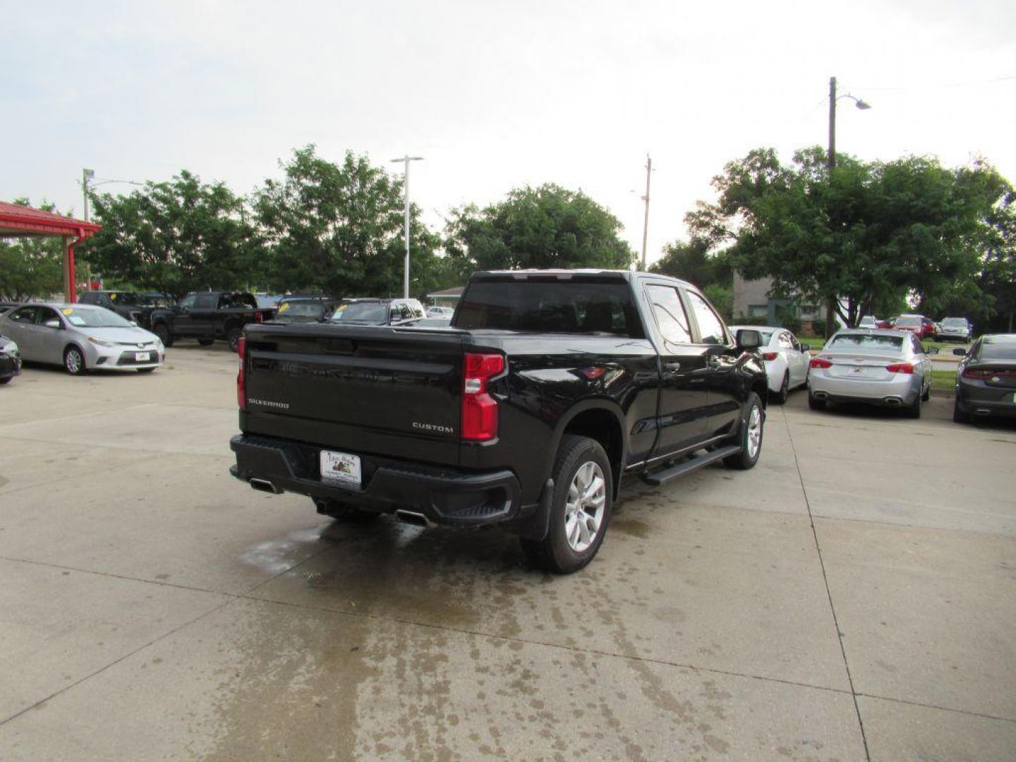 2021 BLACK CHEVROLET SILVERADO 1500 CUSTOM (3GCUYBEF1MG) with an 5.3L engine, Automatic transmission, located at 908 SE 14th Street, Des Moines, IA, 50317, (515) 281-0330, 41.580303, -93.597046 - Photo#4