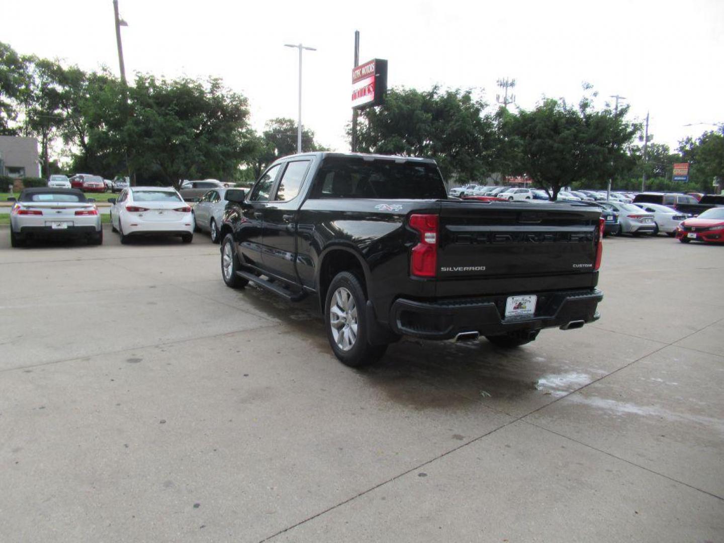 2021 BLACK CHEVROLET SILVERADO 1500 CUSTOM (3GCUYBEF1MG) with an 5.3L engine, Automatic transmission, located at 908 SE 14th Street, Des Moines, IA, 50317, (515) 281-0330, 41.580303, -93.597046 - Photo#6