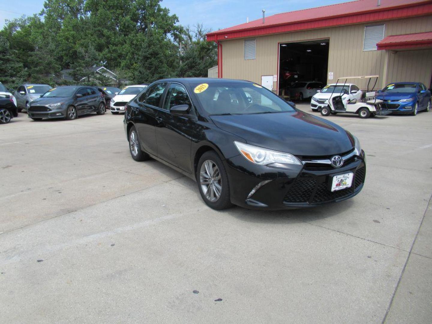 2015 BLACK TOYOTA CAMRY LE (4T1BF1FK3FU) with an 2.5L engine, Automatic transmission, located at 908 SE 14th Street, Des Moines, IA, 50317, (515) 281-0330, 41.580303, -93.597046 - Photo#2