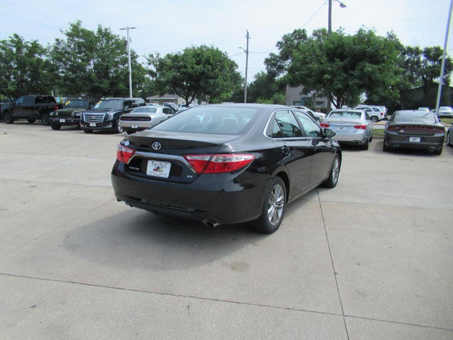 2015 BLACK TOYOTA CAMRY LE (4T1BF1FK3FU) with an 2.5L engine, Automatic transmission, located at 908 SE 14th Street, Des Moines, IA, 50317, (515) 281-0330, 41.580303, -93.597046 - Photo#4