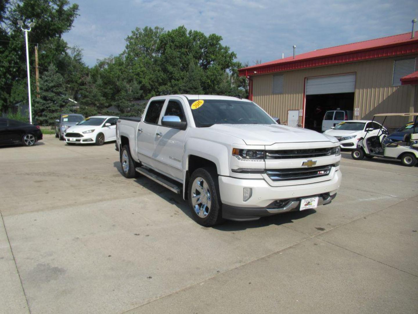 2016 WHITE CHEVROLET SILVERADO 1500 LTZ (3GCUKSEC8GG) with an 5.3L engine, Automatic transmission, located at 908 SE 14th Street, Des Moines, IA, 50317, (515) 281-0330, 41.580303, -93.597046 - Photo#2