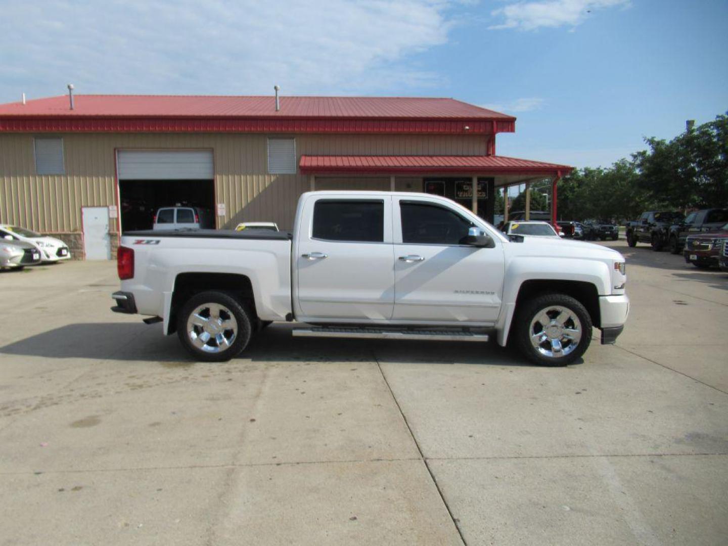 2016 WHITE CHEVROLET SILVERADO 1500 LTZ (3GCUKSEC8GG) with an 5.3L engine, Automatic transmission, located at 908 SE 14th Street, Des Moines, IA, 50317, (515) 281-0330, 41.580303, -93.597046 - Photo#3