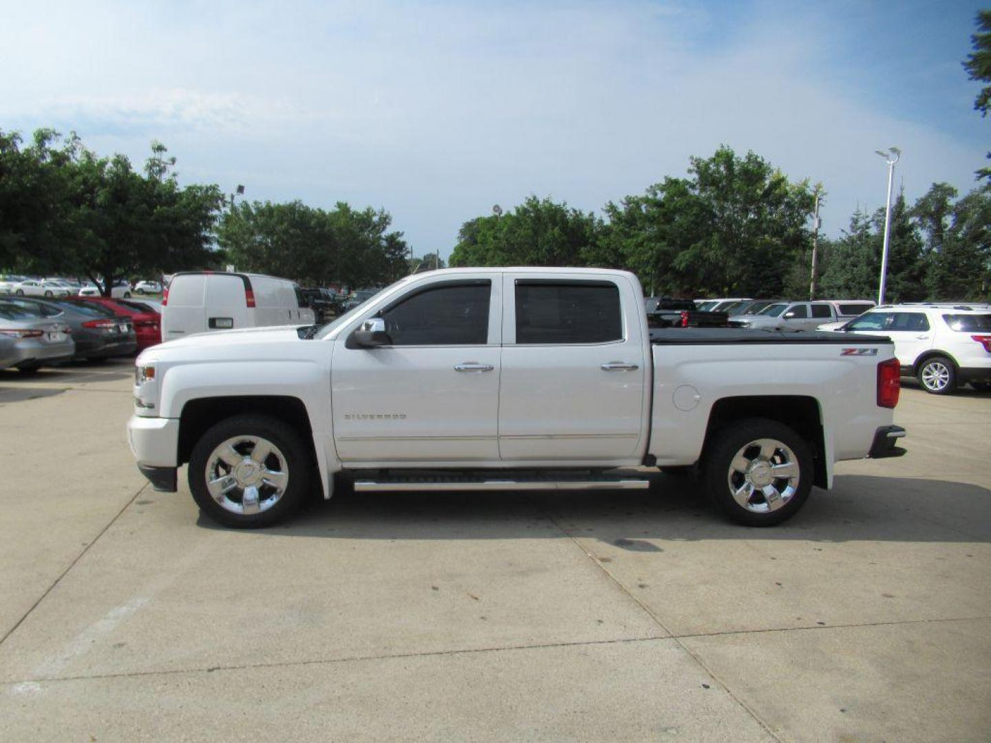 2016 WHITE CHEVROLET SILVERADO 1500 LTZ (3GCUKSEC8GG) with an 5.3L engine, Automatic transmission, located at 908 SE 14th Street, Des Moines, IA, 50317, (515) 281-0330, 41.580303, -93.597046 - Photo#7