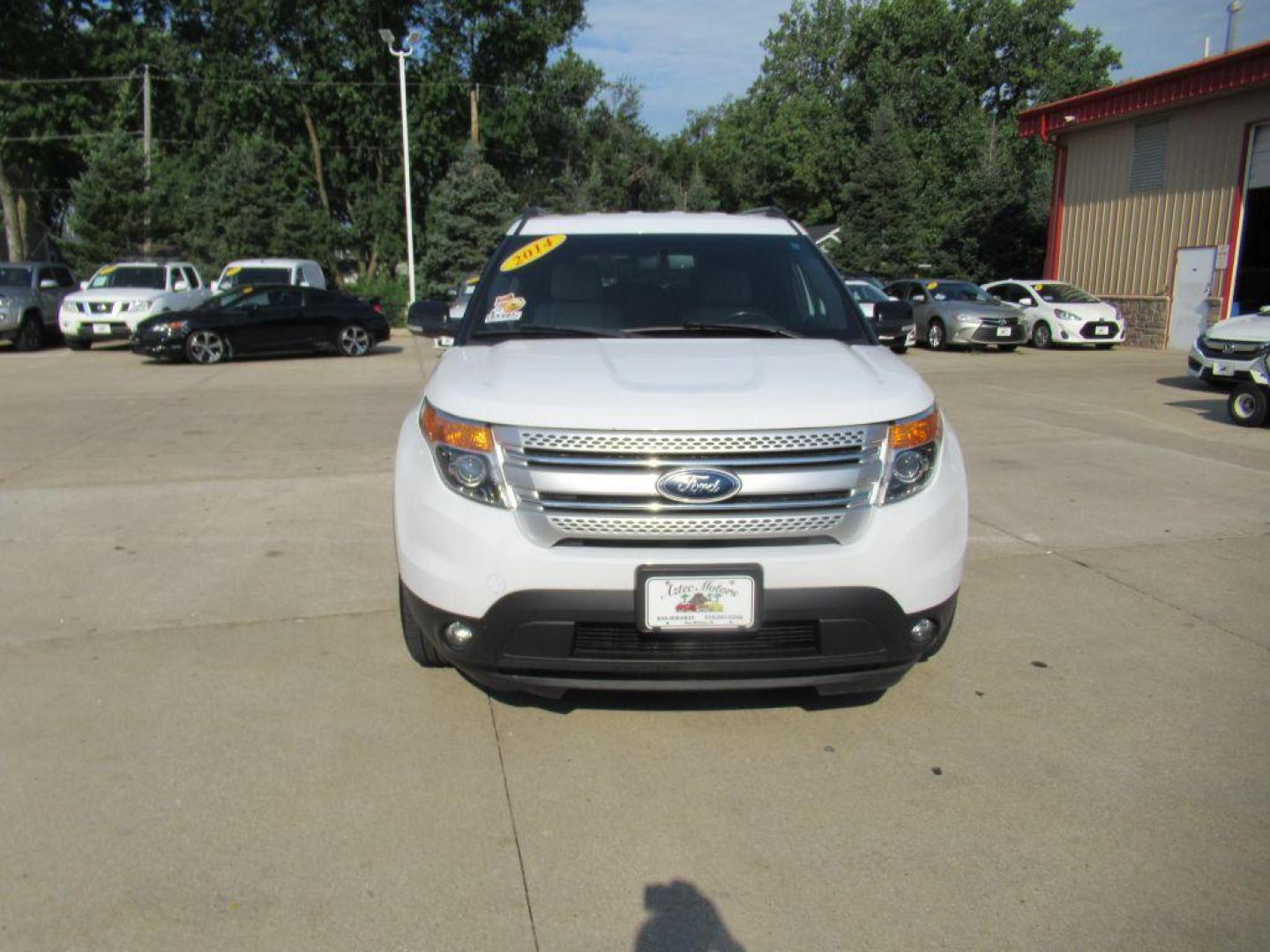 2014 WHITE FORD EXPLORER XLT (1FM5K8D8XEG) with an 3.5L engine, Automatic transmission, located at 908 SE 14th Street, Des Moines, IA, 50317, (515) 281-0330, 41.580303, -93.597046 - Photo#1