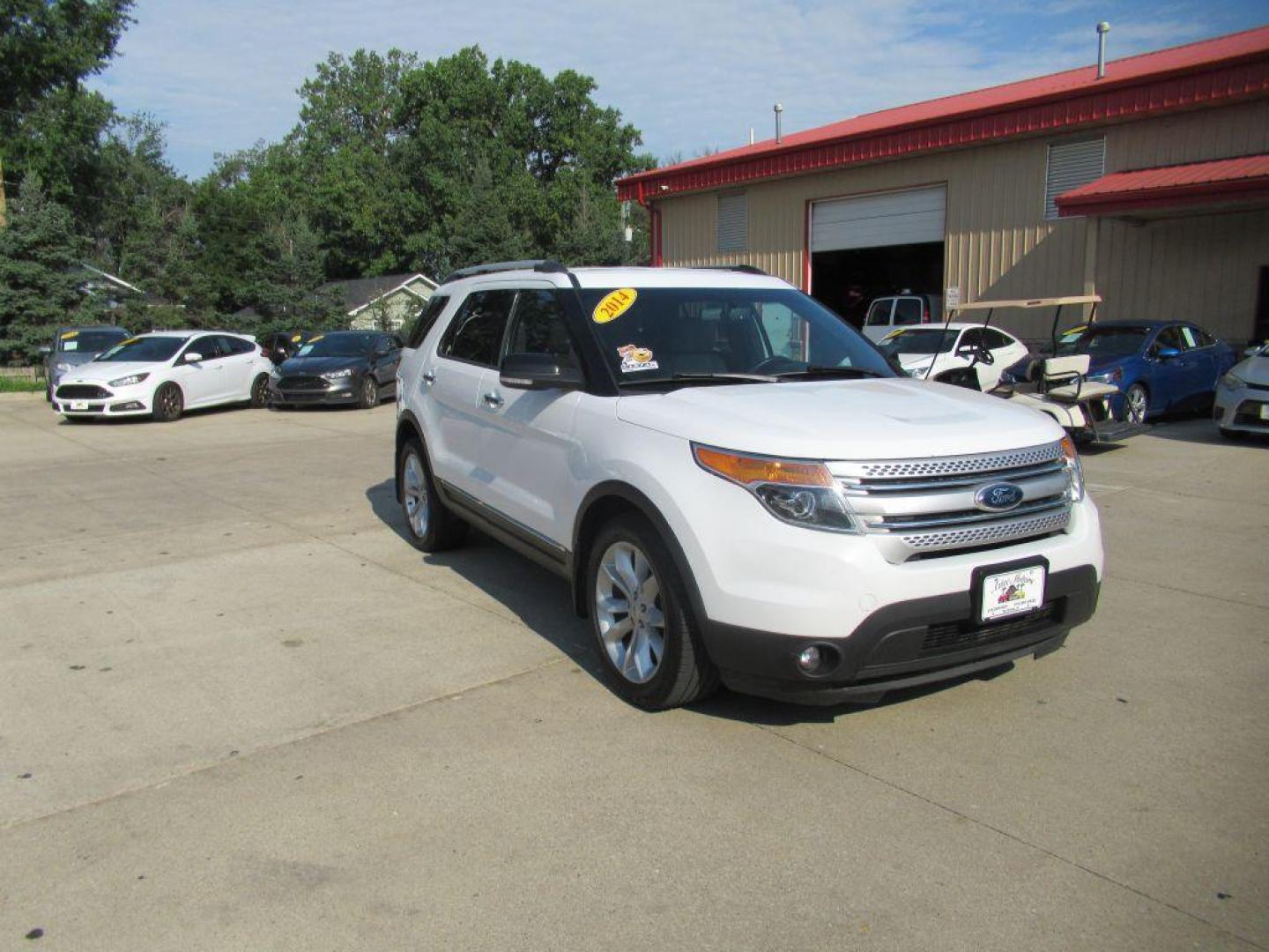 2014 WHITE FORD EXPLORER XLT (1FM5K8D8XEG) with an 3.5L engine, Automatic transmission, located at 908 SE 14th Street, Des Moines, IA, 50317, (515) 281-0330, 41.580303, -93.597046 - Photo#2