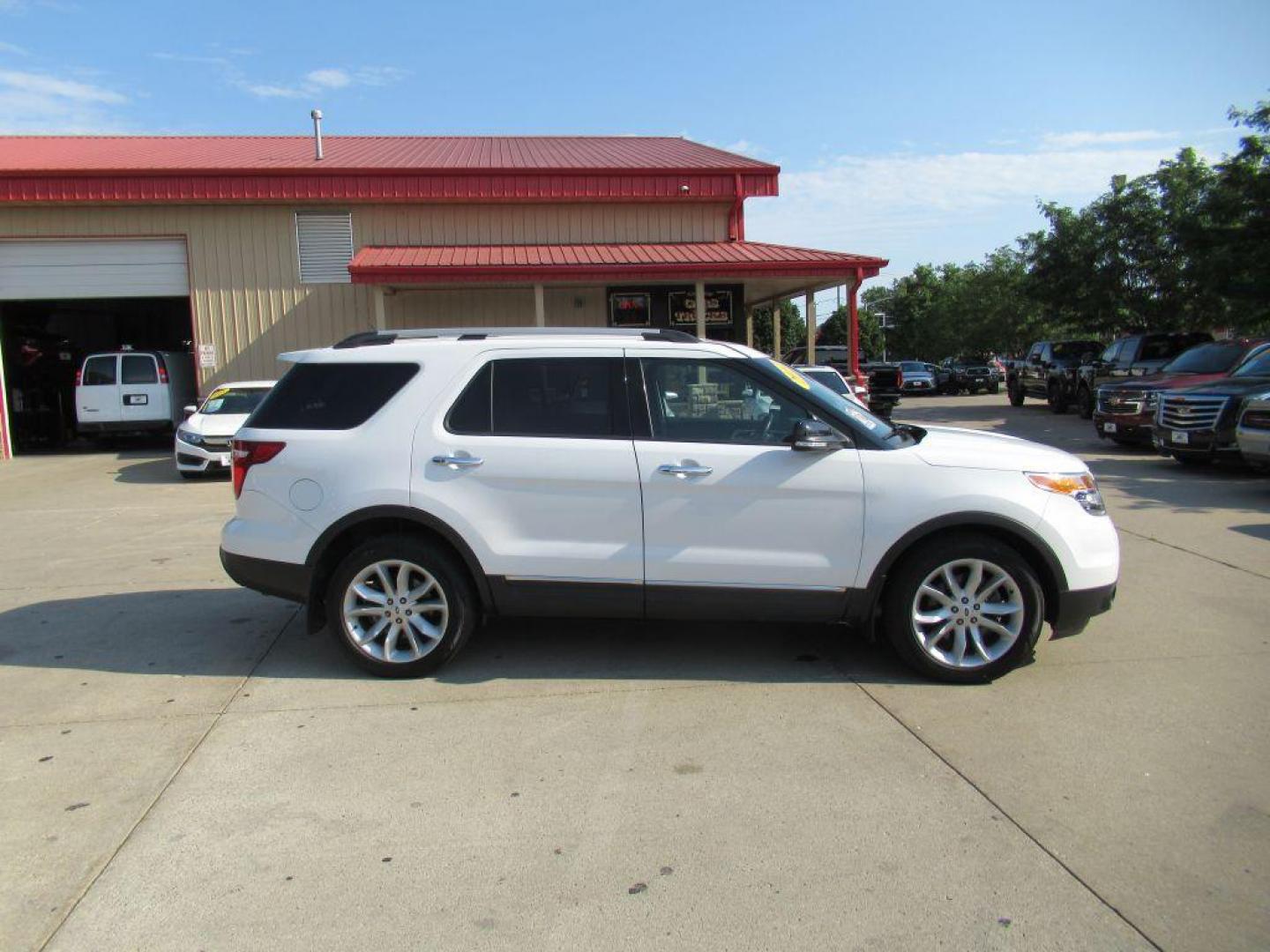 2014 WHITE FORD EXPLORER XLT (1FM5K8D8XEG) with an 3.5L engine, Automatic transmission, located at 908 SE 14th Street, Des Moines, IA, 50317, (515) 281-0330, 41.580303, -93.597046 - Photo#3