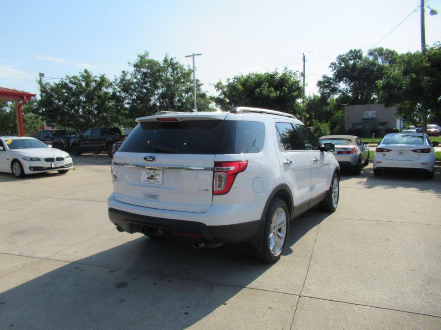 2014 WHITE FORD EXPLORER XLT (1FM5K8D8XEG) with an 3.5L engine, Automatic transmission, located at 908 SE 14th Street, Des Moines, IA, 50317, (515) 281-0330, 41.580303, -93.597046 - Photo#4