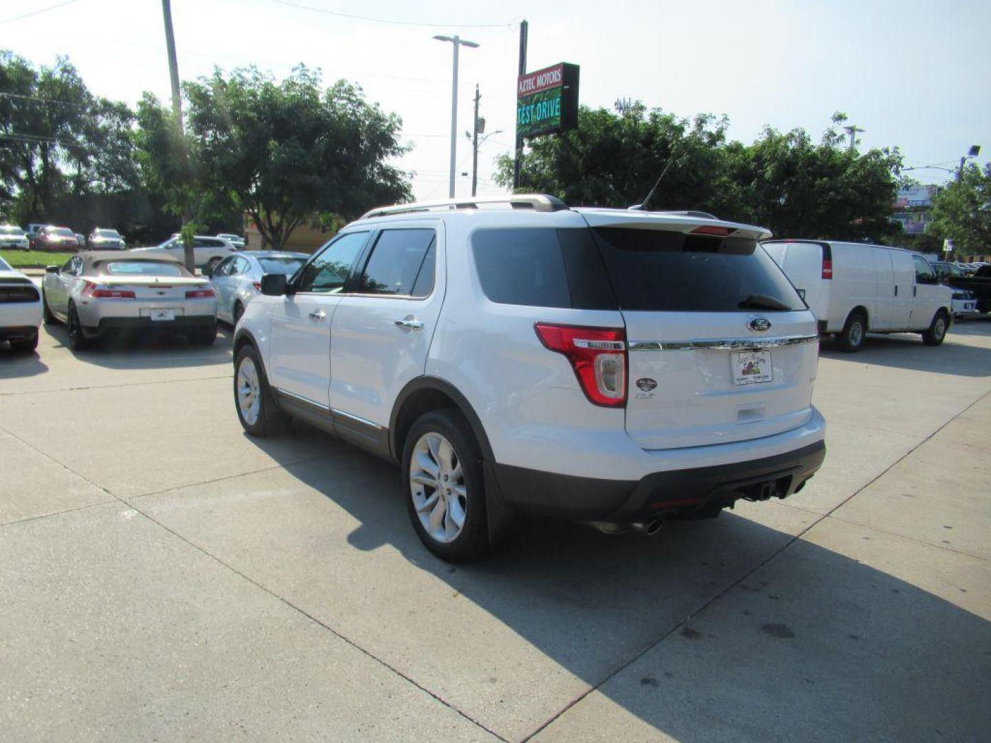 2014 WHITE FORD EXPLORER XLT (1FM5K8D8XEG) with an 3.5L engine, Automatic transmission, located at 908 SE 14th Street, Des Moines, IA, 50317, (515) 281-0330, 41.580303, -93.597046 - Photo#6