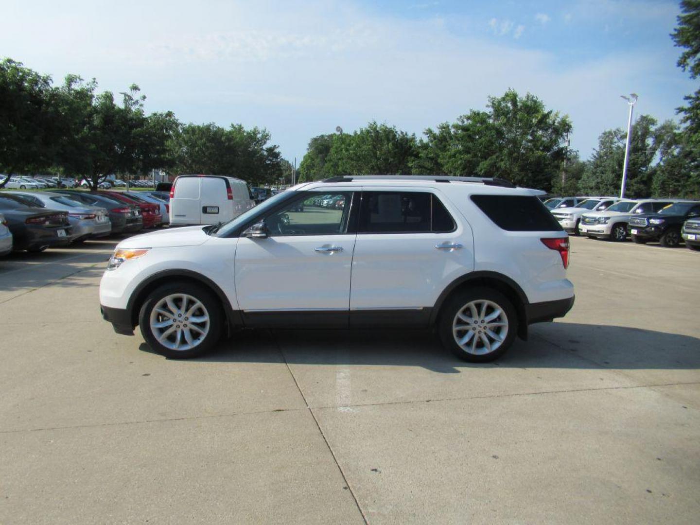 2014 WHITE FORD EXPLORER XLT (1FM5K8D8XEG) with an 3.5L engine, Automatic transmission, located at 908 SE 14th Street, Des Moines, IA, 50317, (515) 281-0330, 41.580303, -93.597046 - Photo#7