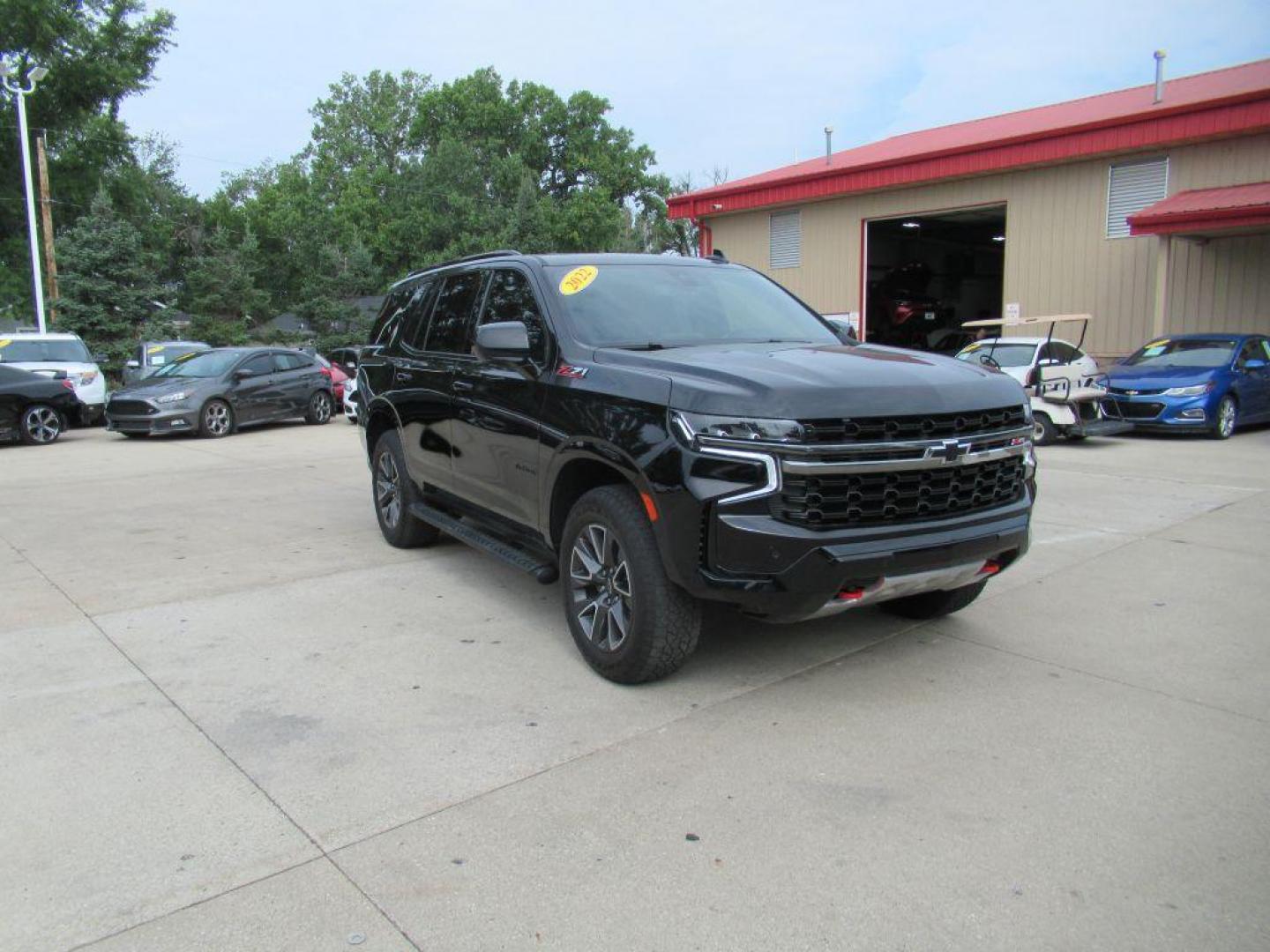 2022 BLACK CHEVROLET TAHOE Z71 1500 Z71 (1GNSKPKD3NR) with an 5.3L engine, Automatic transmission, located at 908 SE 14th Street, Des Moines, IA, 50317, (515) 281-0330, 41.580303, -93.597046 - Photo#2