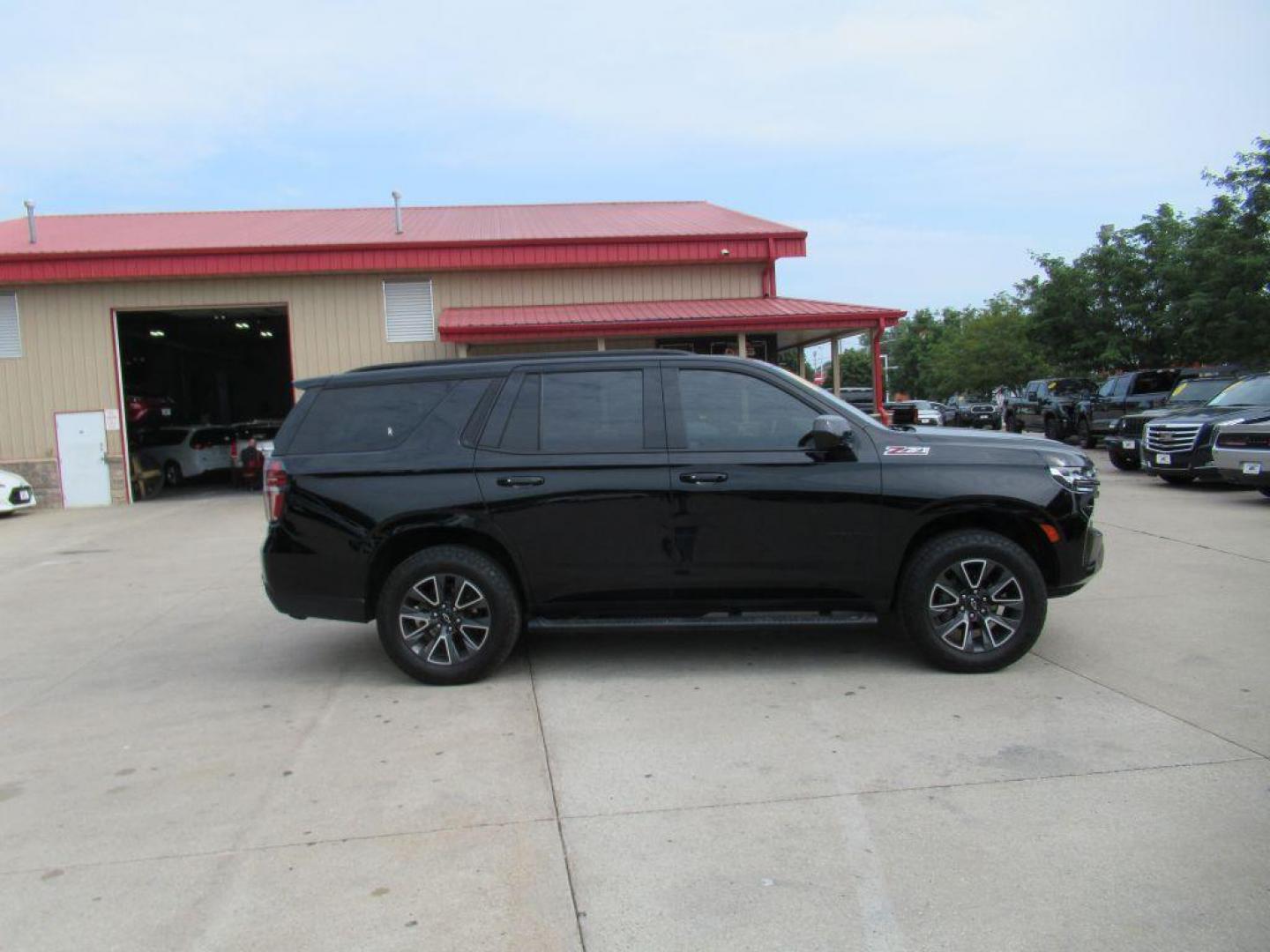 2022 BLACK CHEVROLET TAHOE Z71 1500 Z71 (1GNSKPKD3NR) with an 5.3L engine, Automatic transmission, located at 908 SE 14th Street, Des Moines, IA, 50317, (515) 281-0330, 41.580303, -93.597046 - Photo#3