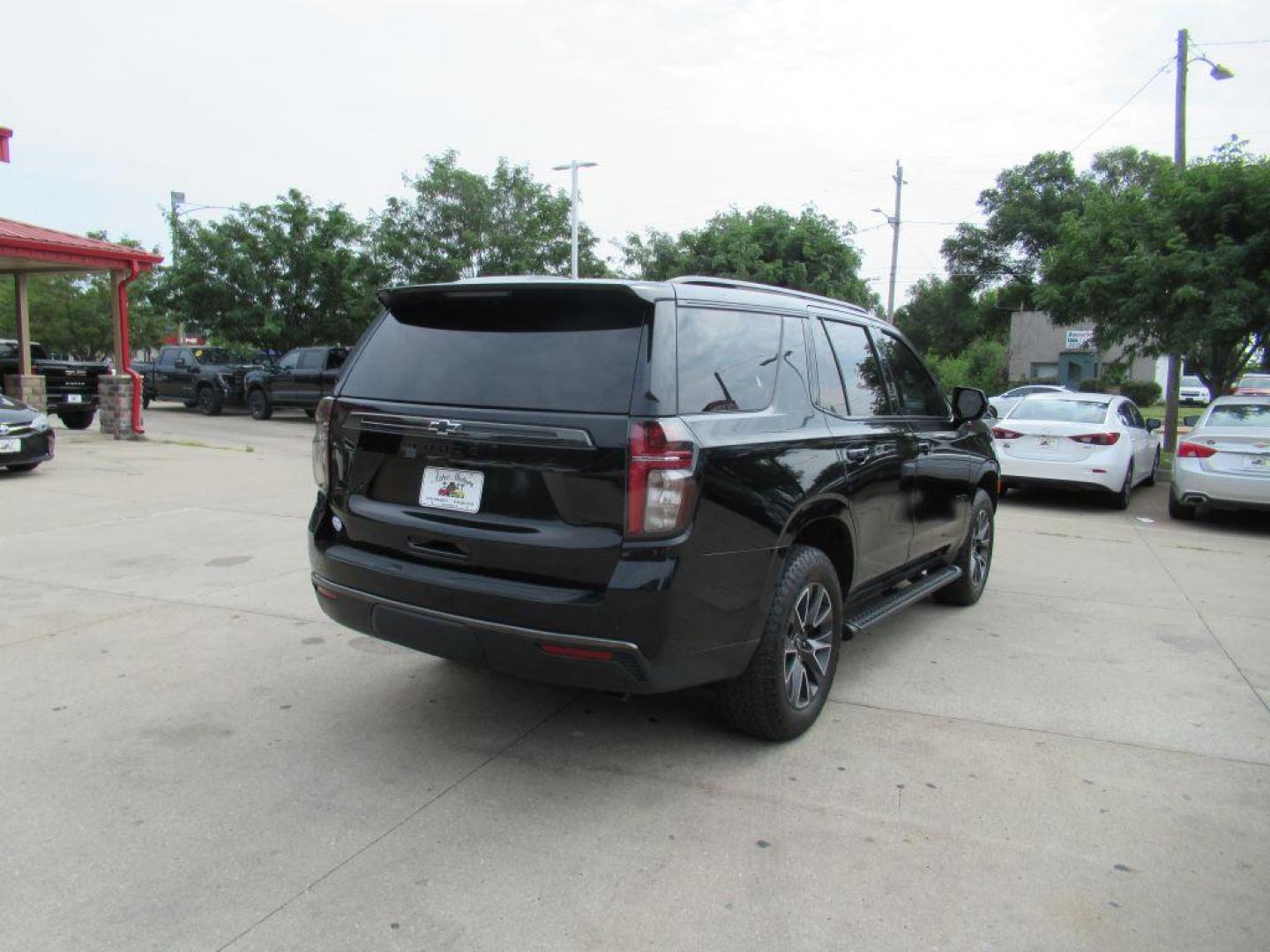 2022 BLACK CHEVROLET TAHOE Z71 1500 Z71 (1GNSKPKD3NR) with an 5.3L engine, Automatic transmission, located at 908 SE 14th Street, Des Moines, IA, 50317, (515) 281-0330, 41.580303, -93.597046 - Photo#4