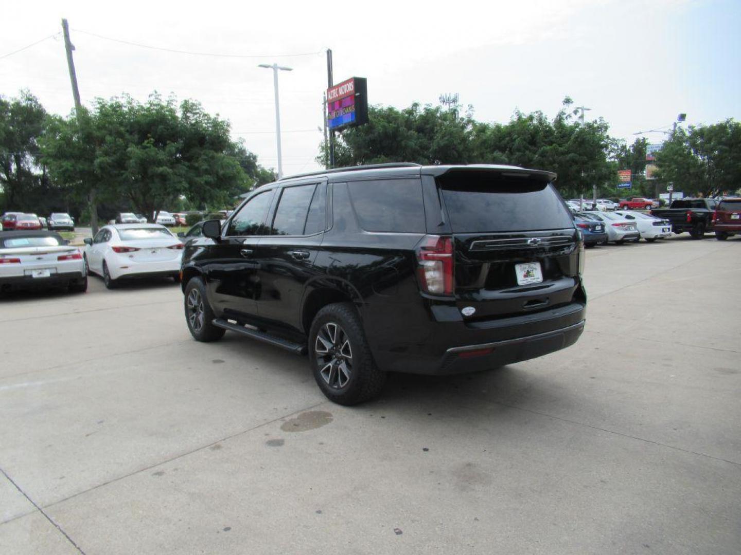 2022 BLACK CHEVROLET TAHOE Z71 1500 Z71 (1GNSKPKD3NR) with an 5.3L engine, Automatic transmission, located at 908 SE 14th Street, Des Moines, IA, 50317, (515) 281-0330, 41.580303, -93.597046 - Photo#6