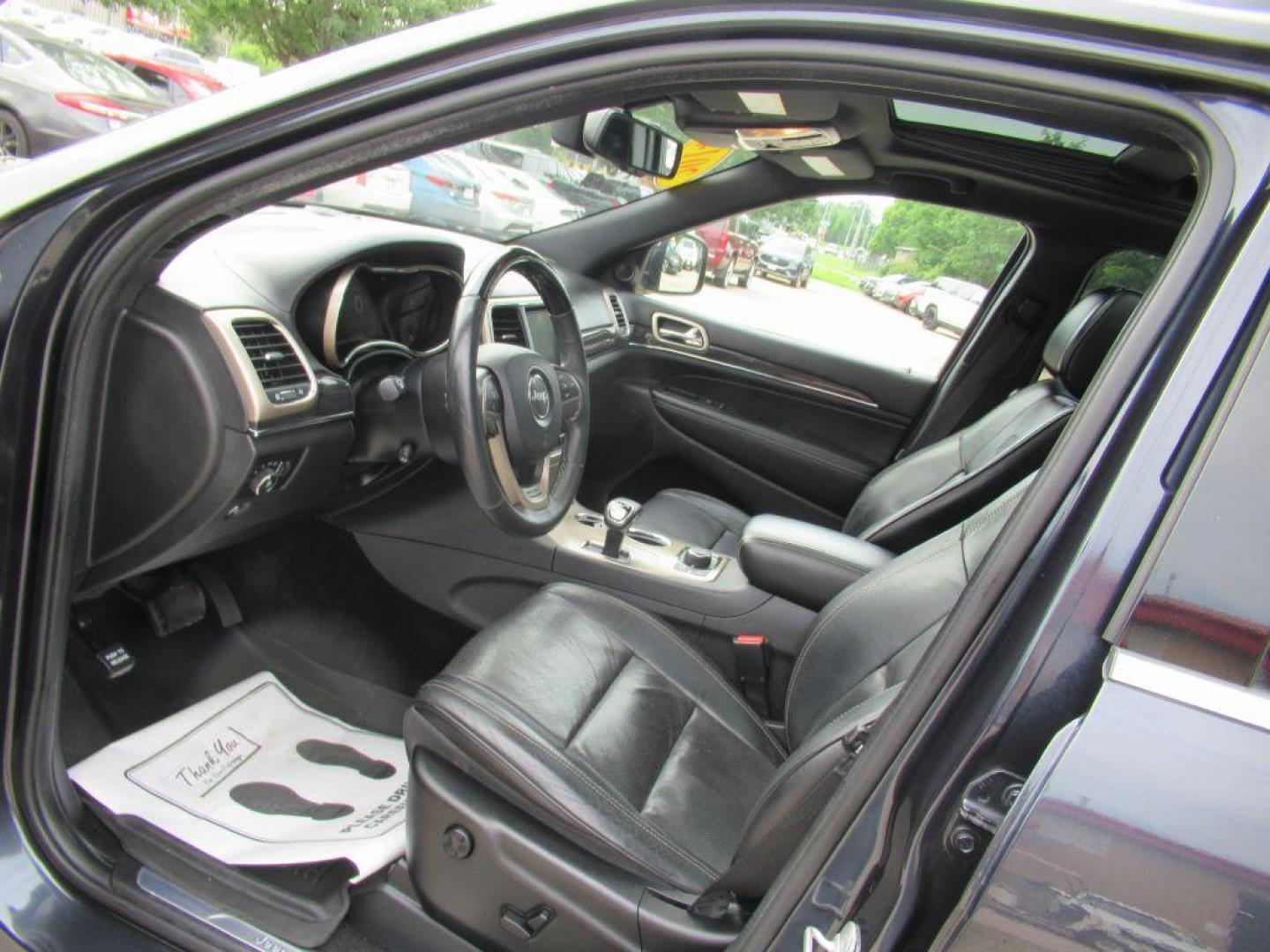 2014 BLACK JEEP GRAND CHEROKEE OVERLAND (1C4RJFCG5EC) with an 3.6L engine, Automatic transmission, located at 908 SE 14th Street, Des Moines, IA, 50317, (515) 281-0330, 41.580303, -93.597046 - Photo#24