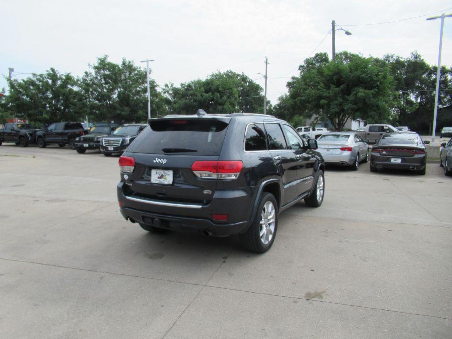 2014 BLACK JEEP GRAND CHEROKEE OVERLAND (1C4RJFCG5EC) with an 3.6L engine, Automatic transmission, located at 908 SE 14th Street, Des Moines, IA, 50317, (515) 281-0330, 41.580303, -93.597046 - Photo#4